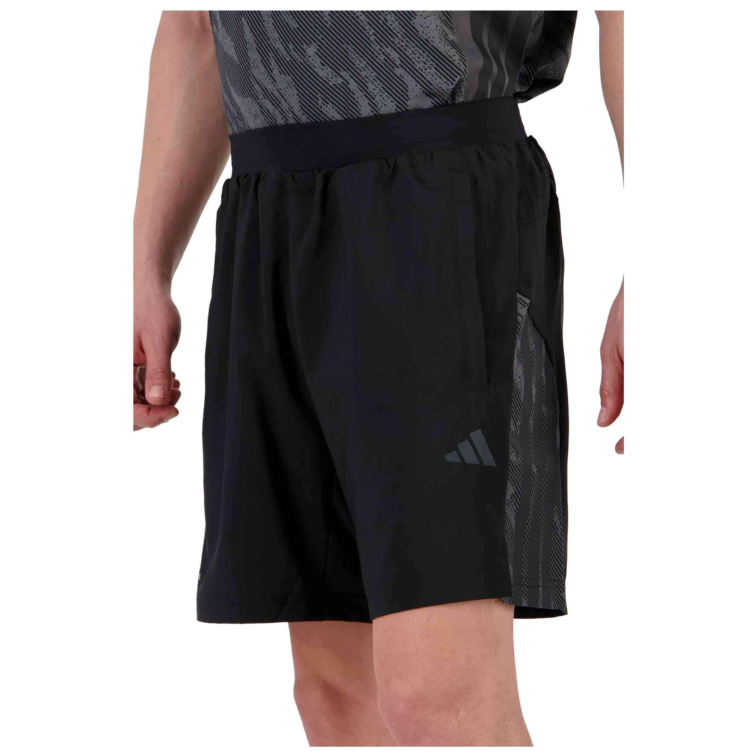 Pantalon Corto Adidas modelo Tech Essentials Workout Shorts para hombre y mujer en color Negro