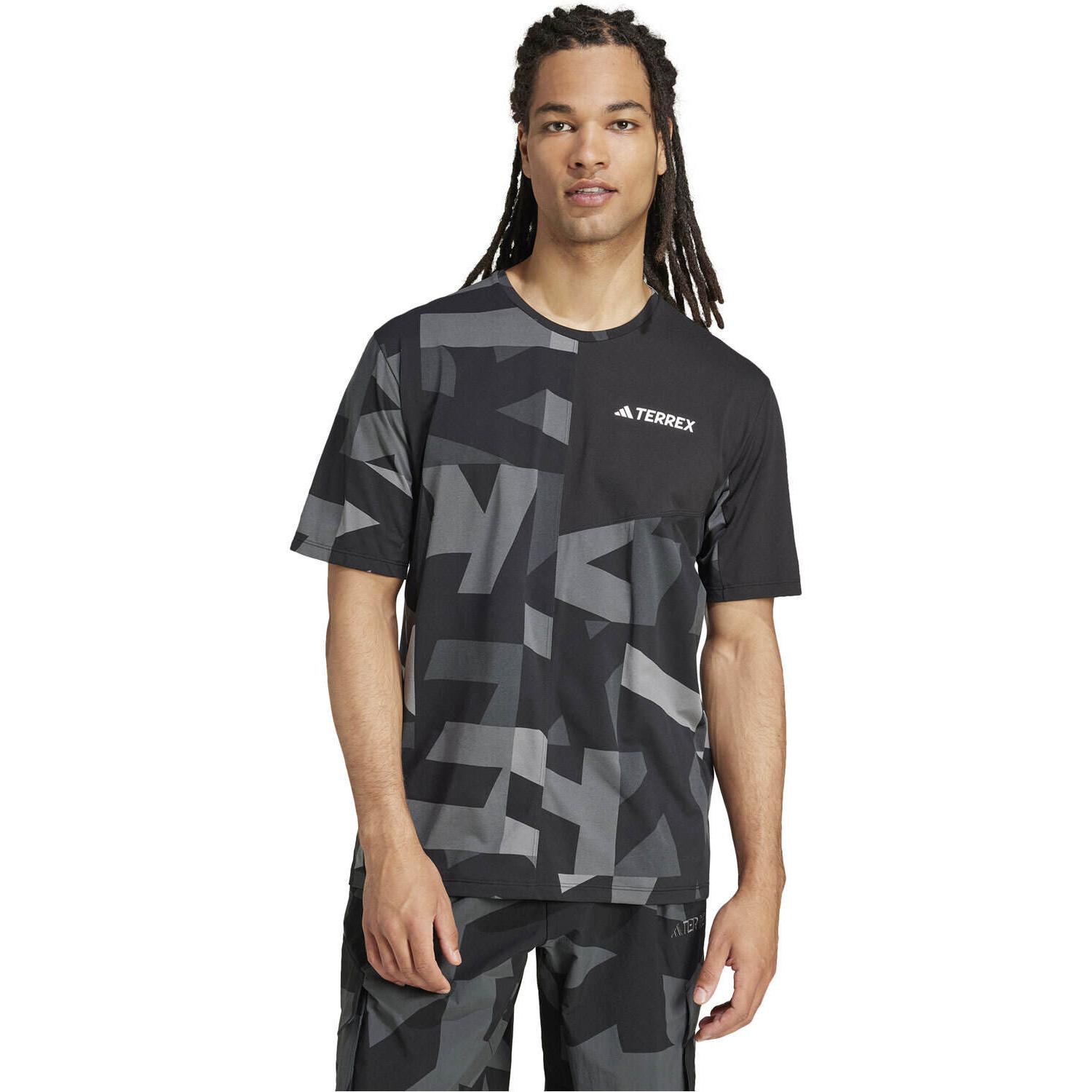 CAMISETAS MONTAÑA HOMBRE Adidas MT AOP TEE NEGRO