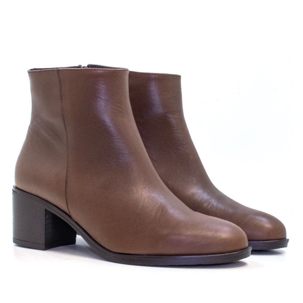 Botín ELODIE CA-2000 Krust Marrón para Mujer, Elegancia y Confort en Piel Natural, Cremallera Lateral para Fácil Calce, Tacón Medio de 55mm para Estilizar con Comodidad, Fabricación Española de Calida