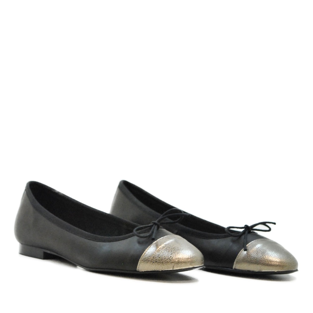 Elegante Bailarina 5173 en Piel Mestizo Negro con Detalle Metálico, de Elodie, Tacón Plano 10mm, Confort y Estilo Urbano, Tallas 35-42, Ideal para Mujer, Fabricada en España, Textura Suave y Duradera,