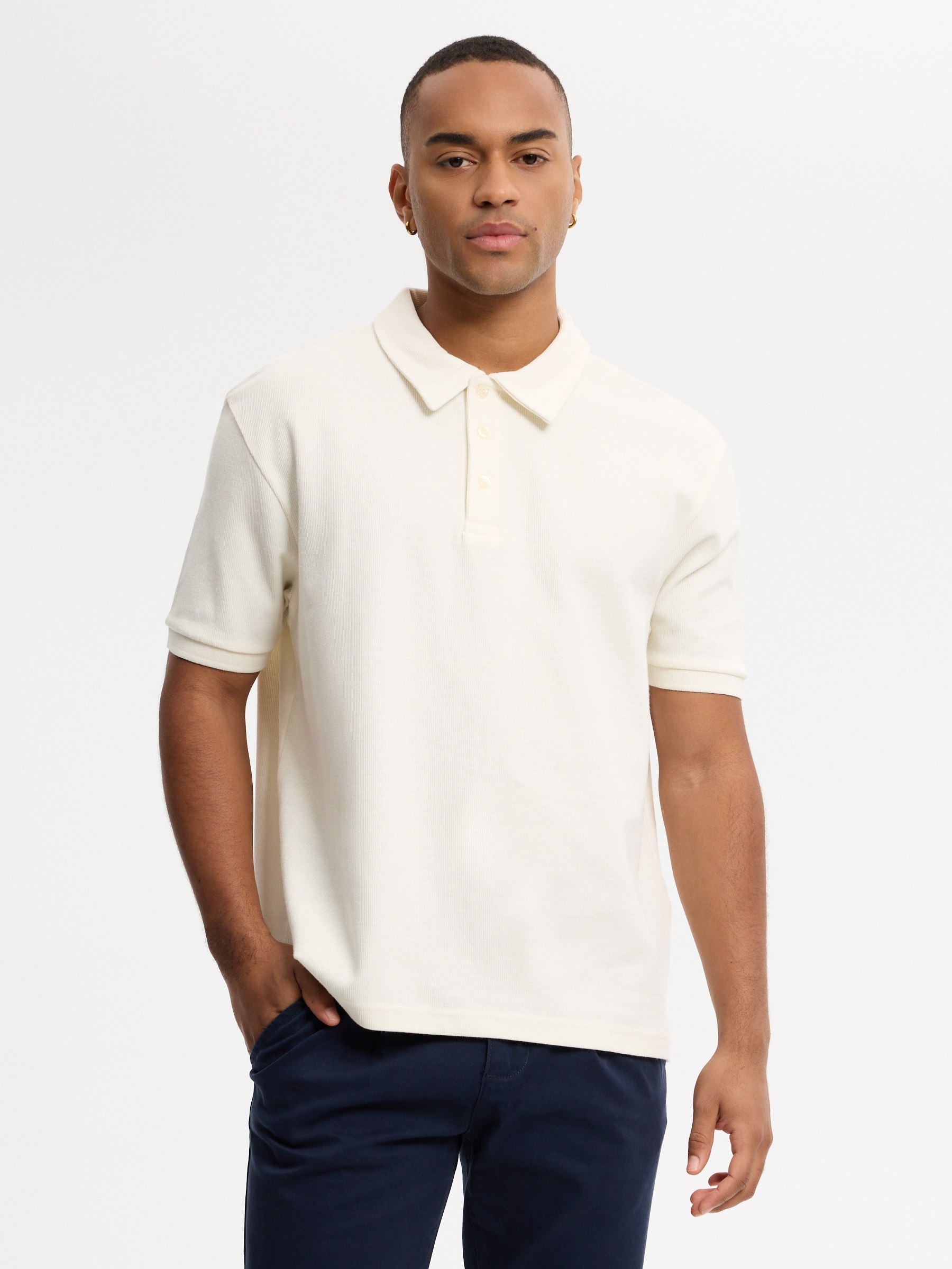 Polo de manga corta liso en single jersey, con cuello clásico y cierre frontal con botones INSIDE