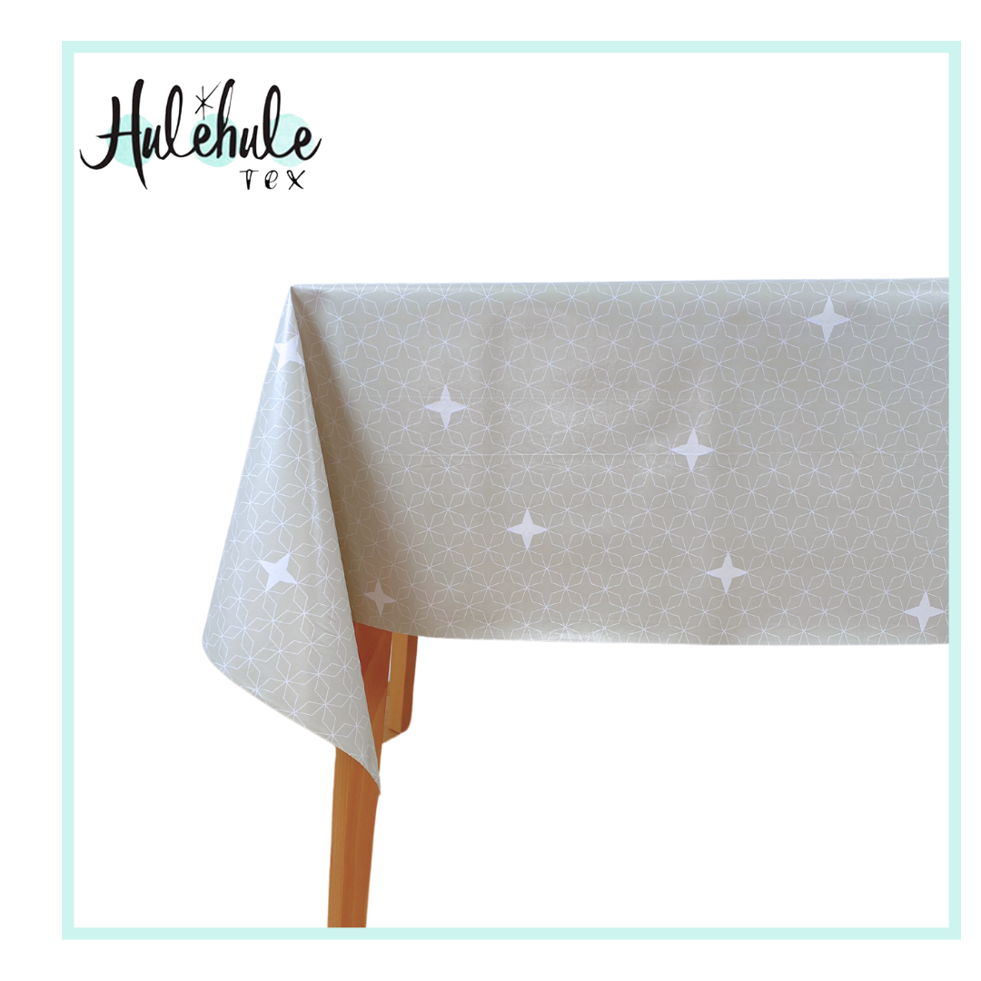 Mantel Hulehule Tex - Hule PVC Estampado Estrellas Blancas Fondo Beige Resistente a Manchas Impermeable 140cm Ancho