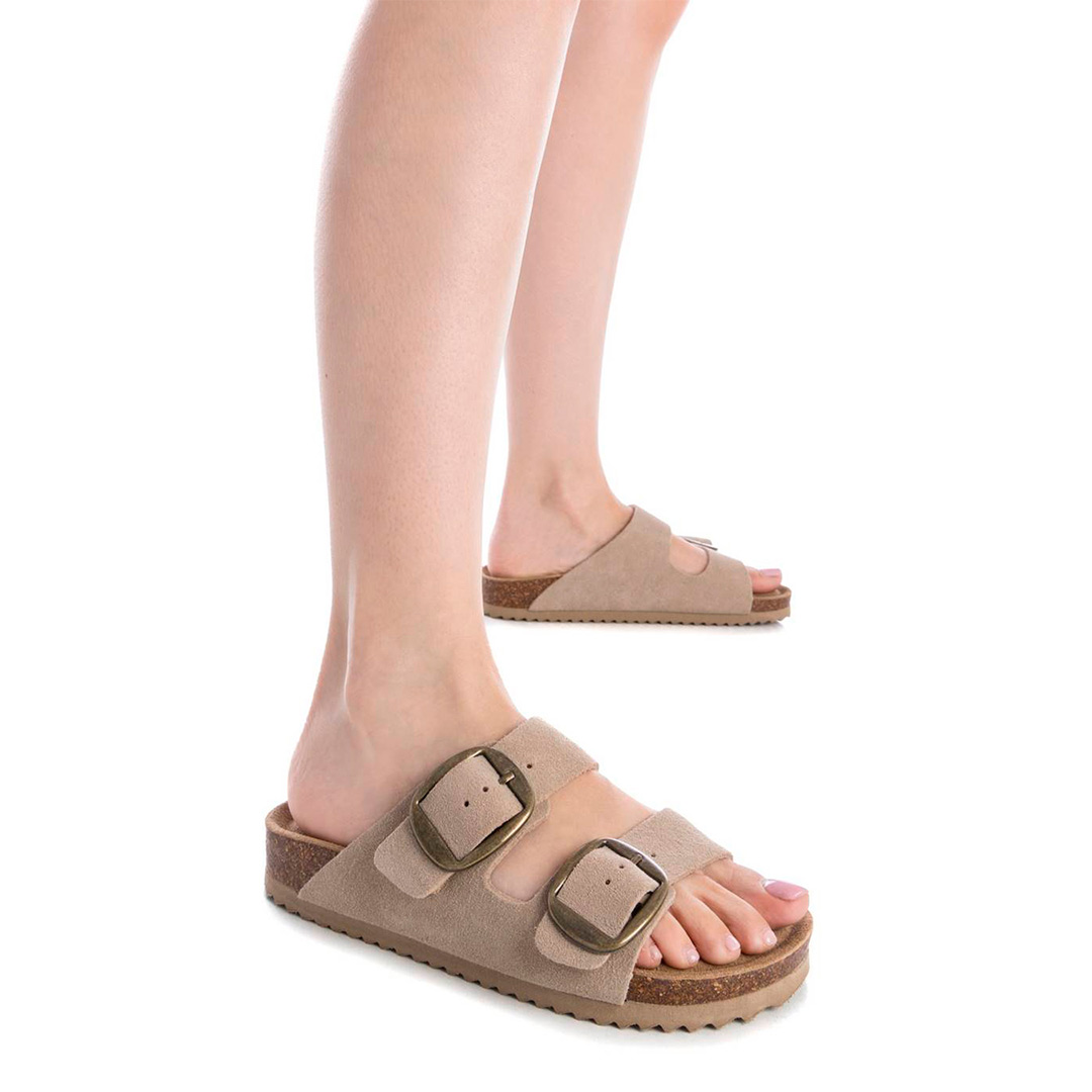 Shoes Sandalias Planas marca Xti para mujer en color beig