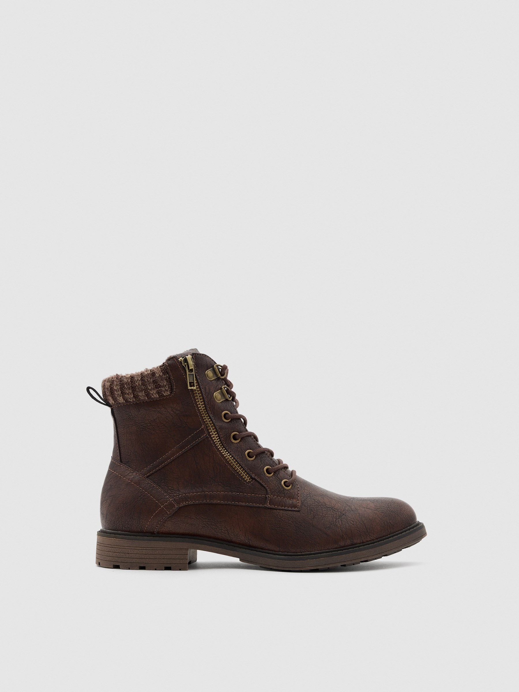 Bota militar clásica confeccionada en tejido de efecto piel con textura, color marrón INSIDE