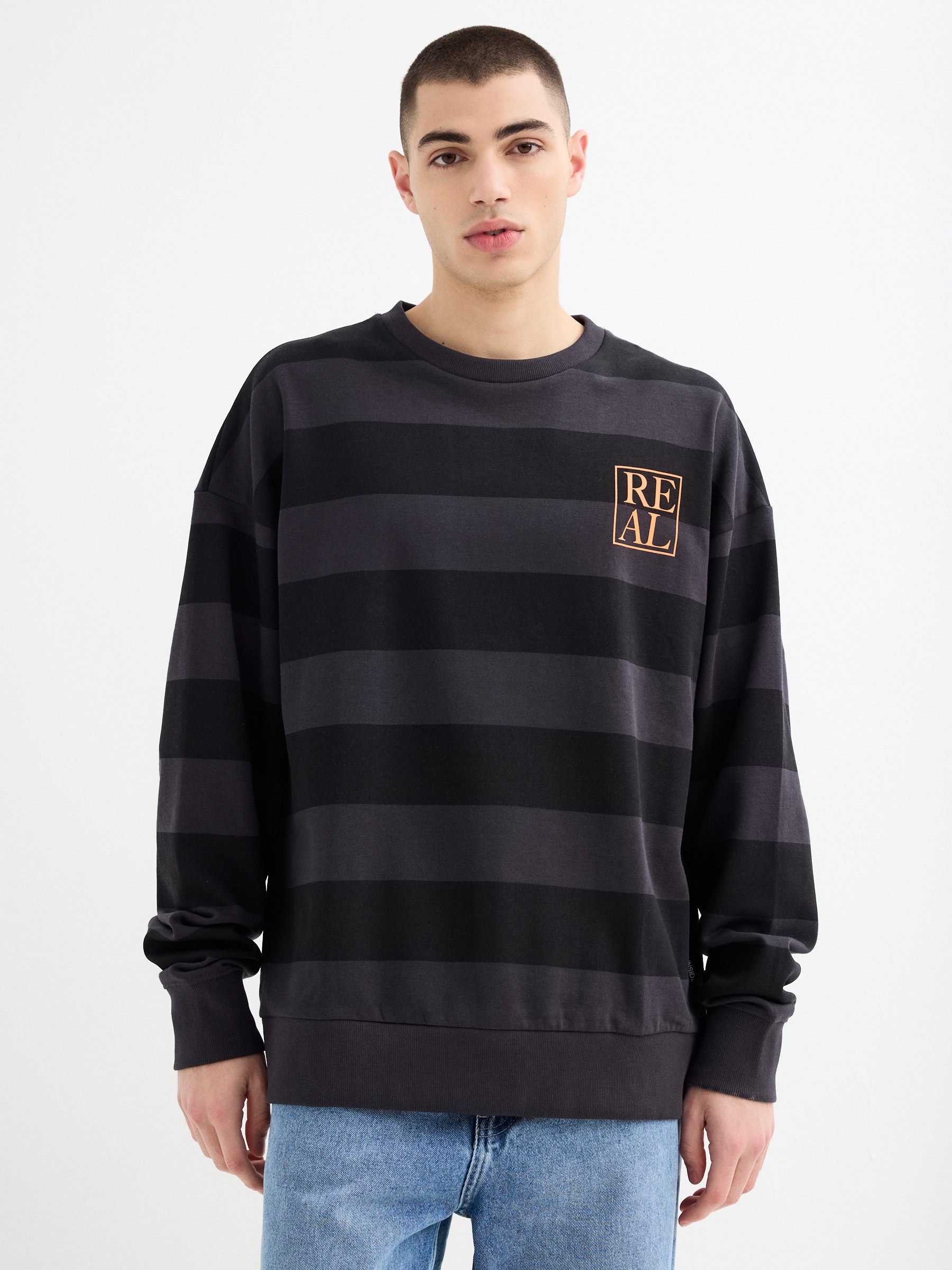 Sudadera sin capucha a rayas, corte recto, cuello redondo, interior de felpa, diseño "Real" en relieve INSIDE