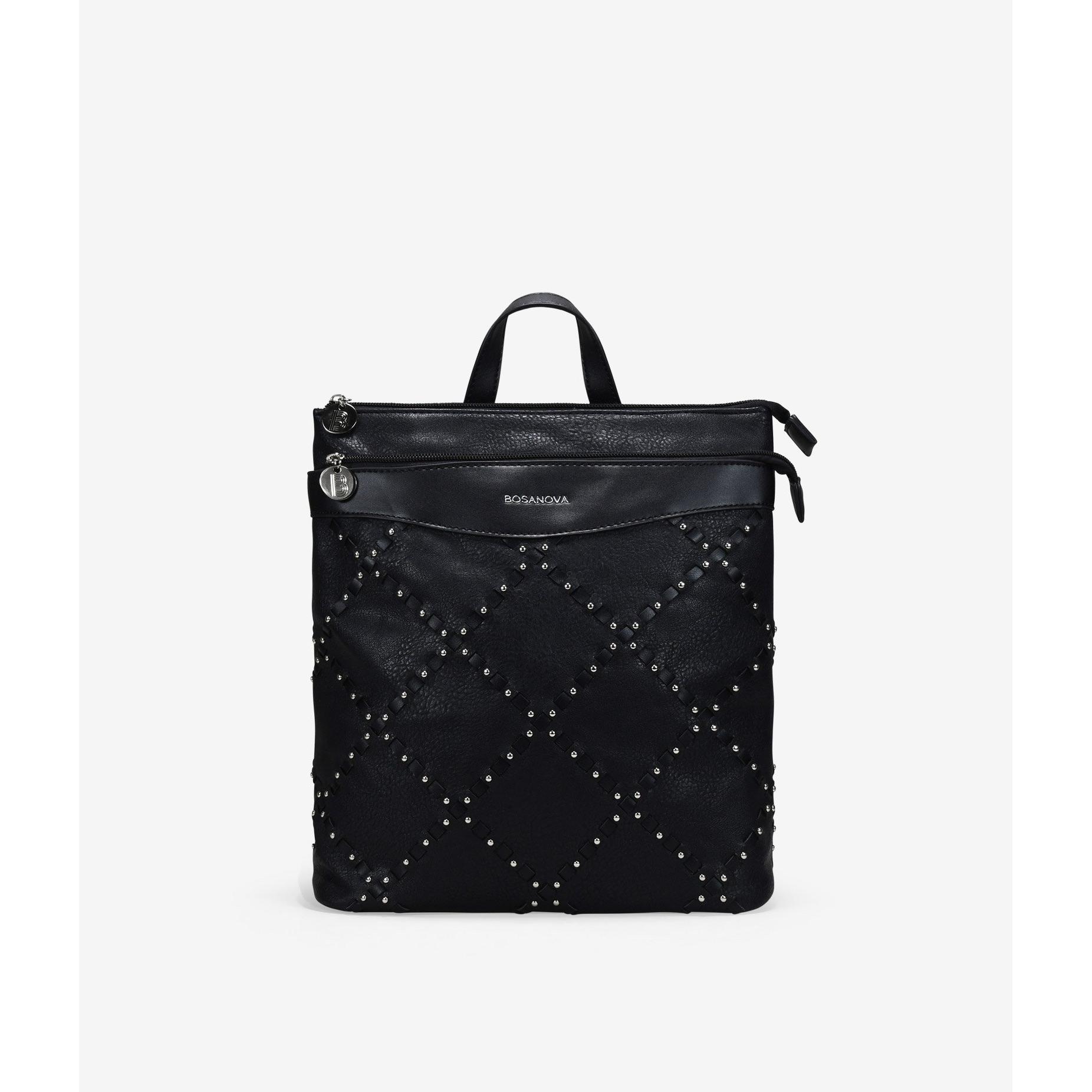 Bosanova Mochila para mujer con detalle de tachas metálicas, logo y una cremallera trasera. Asas de colgar regulables, cierre con doble cremallera.