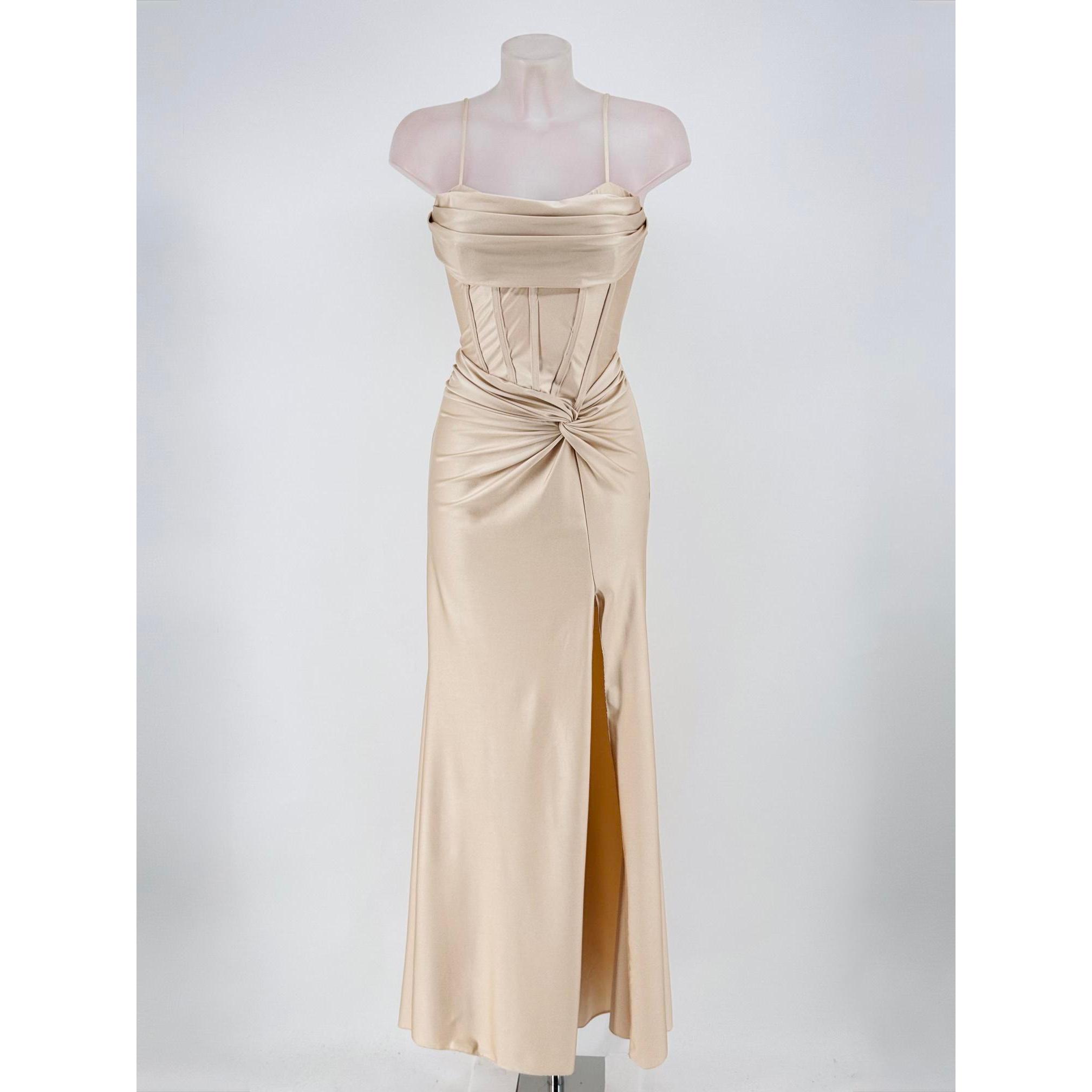 Vestido de licra largo con drapeado trasero, espalda con cuerdas en zigzag y gran abertura en falda Tejido totalmente elástico.