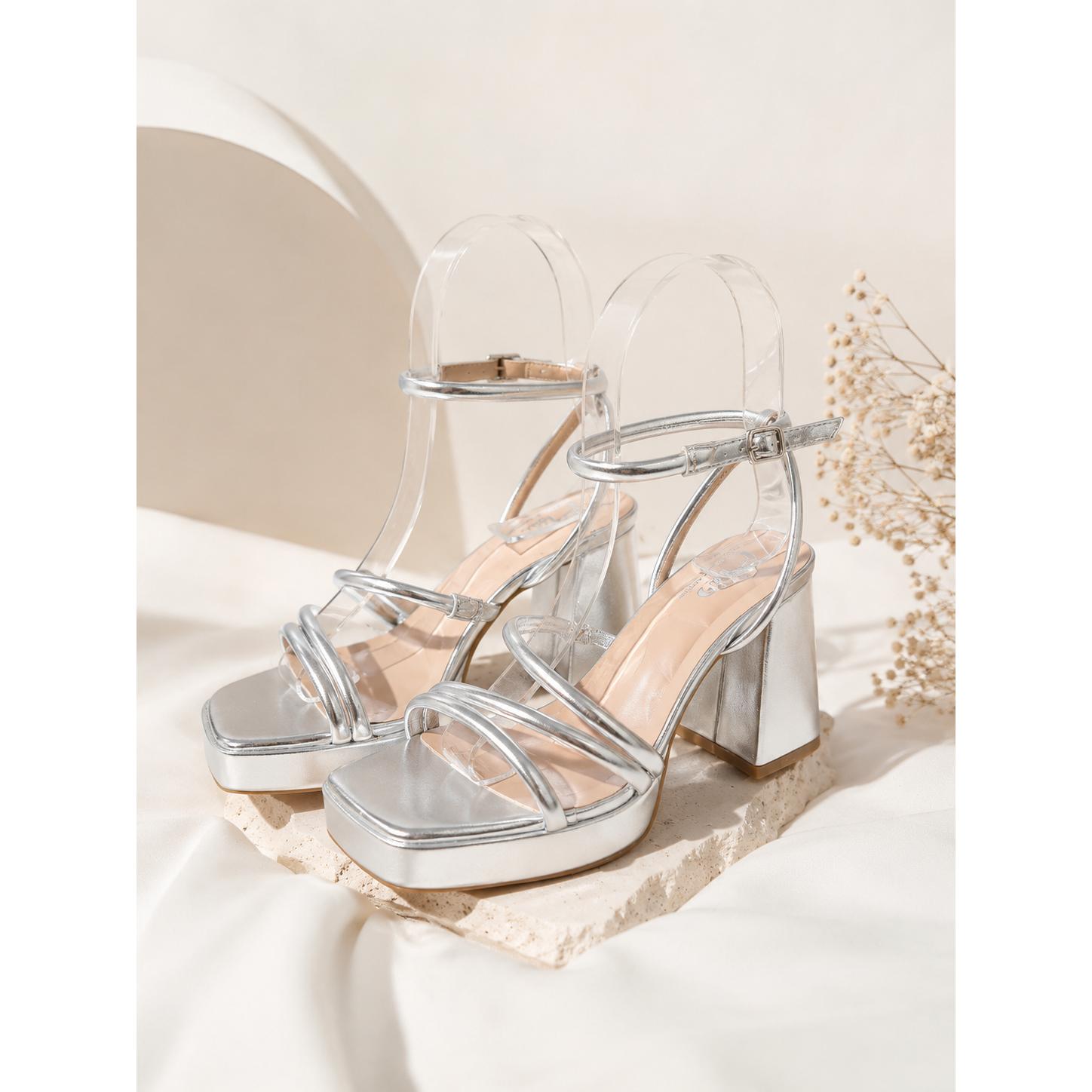 Sandalias plateadas de tacón ancho para mujer con plataforma y tiras elegantes. Comodidad y estilo para bodas, fiestas y eventos especiales.