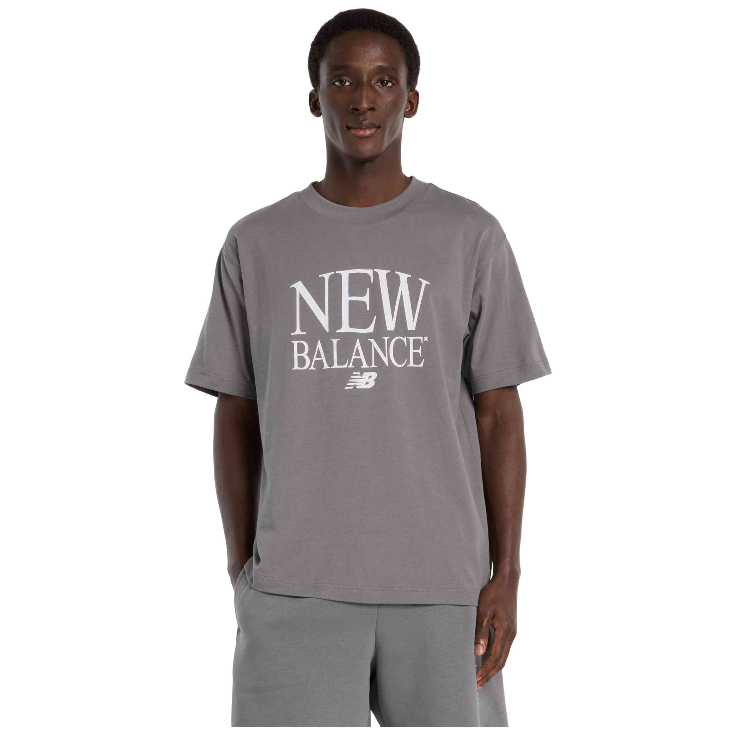 Camiseta De Manga Corta New Balance modelo Camiseta New Balance Reimagined Graphic manga corta gris blanco para hombre y mujer en color Gris