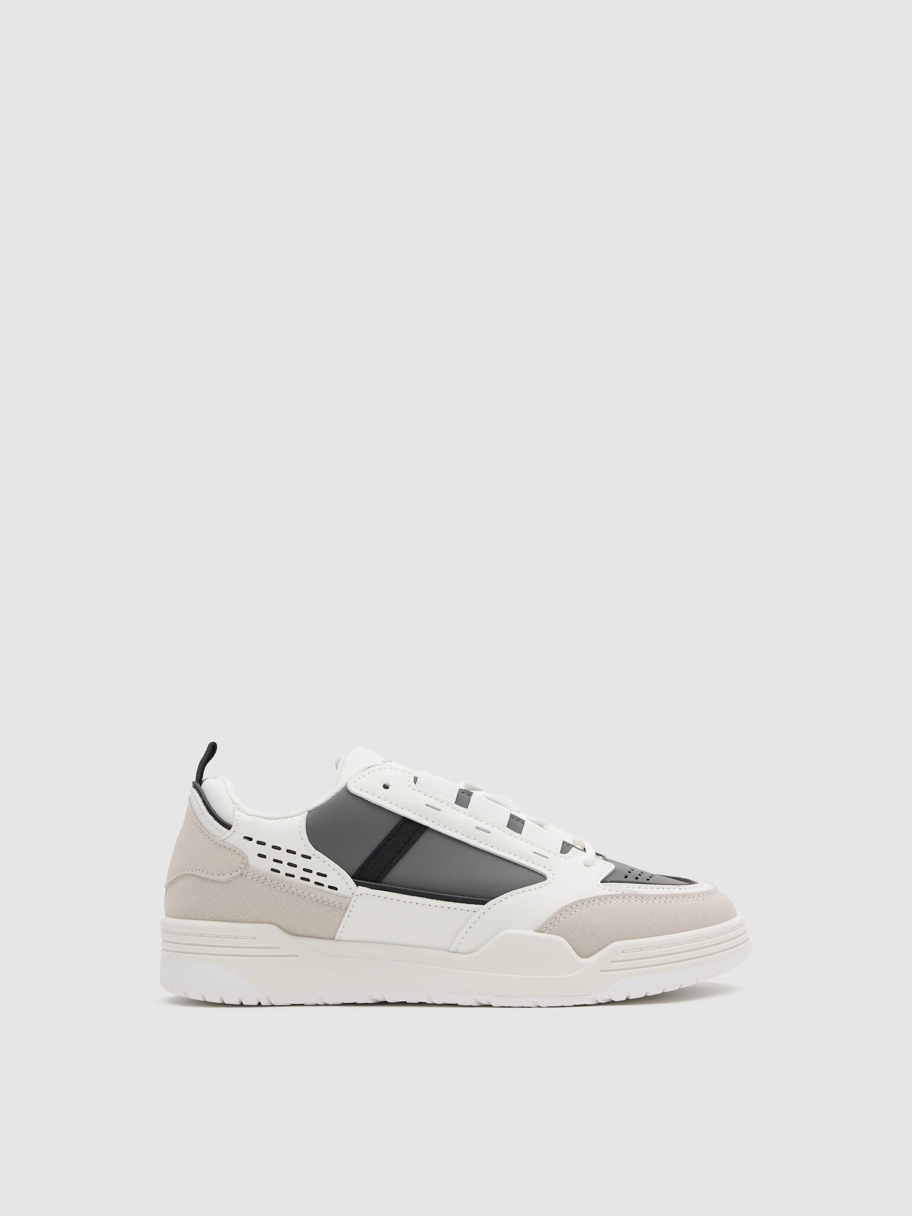 Deportivas skater modernas, efecto piel, suela de goma, cómodas y versátiles para cualquier look urbano INSIDE