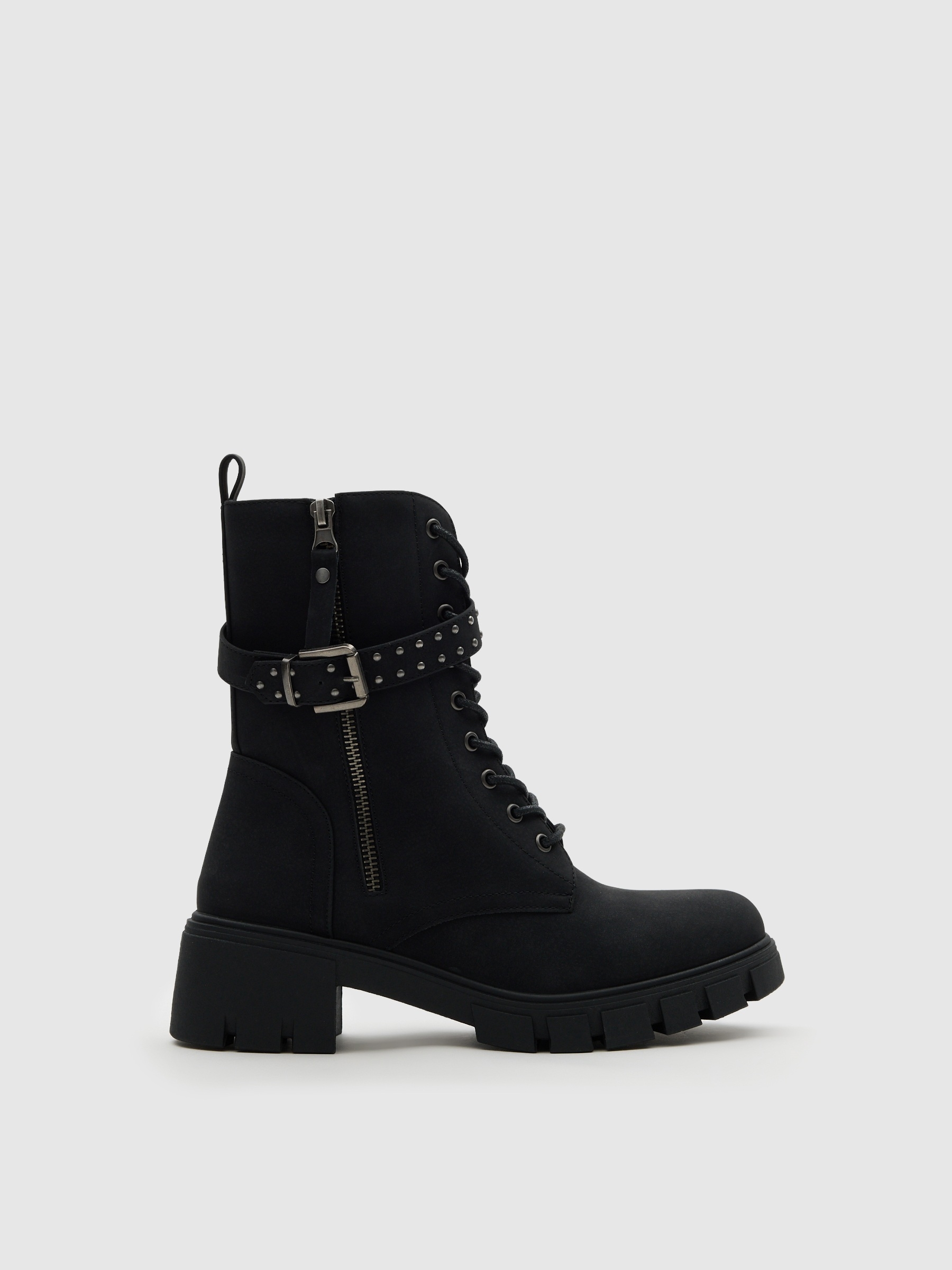 Botines militares con cordones, hebilla con tachas, cremallera lateral y suela volumen INSIDE