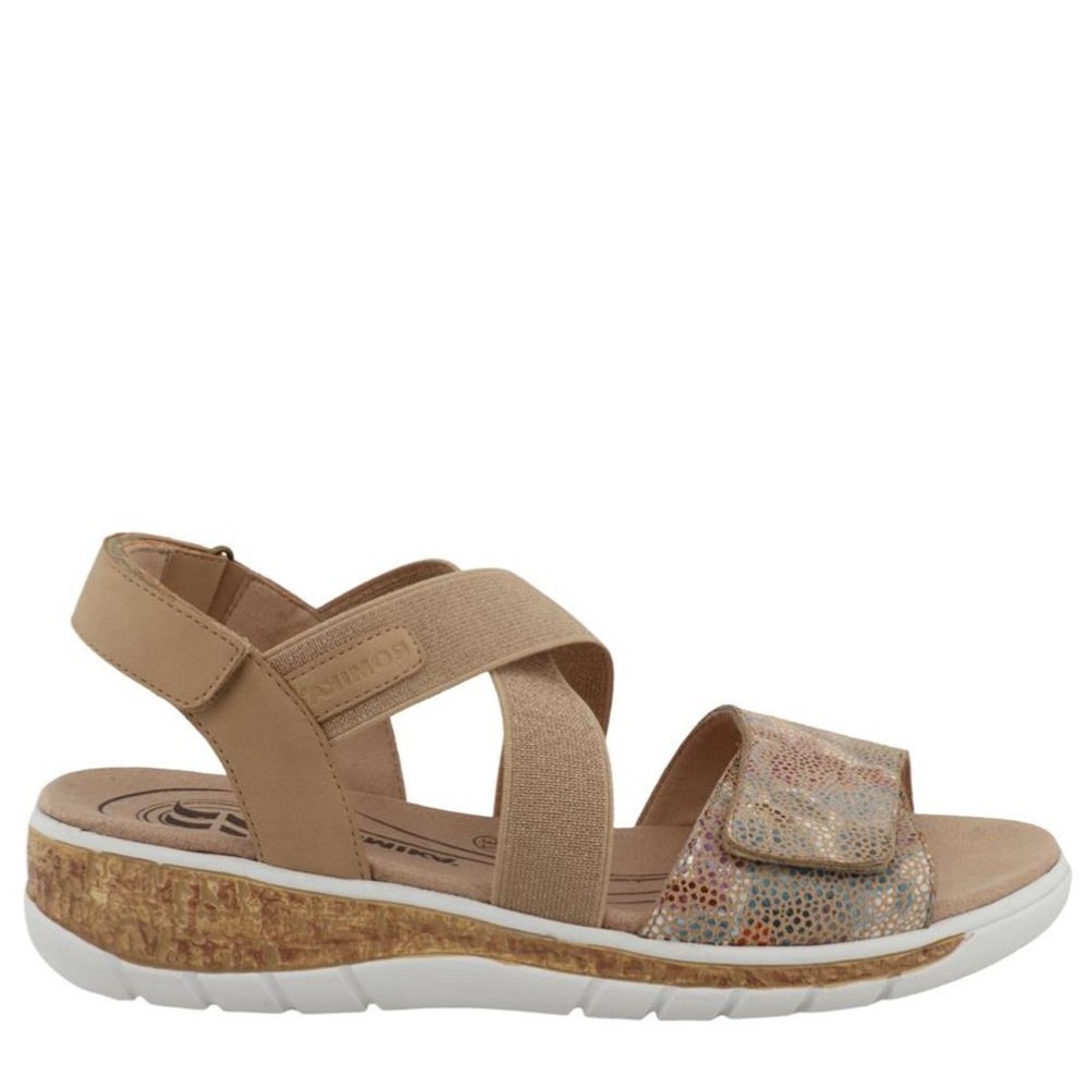 Cómoda  Cómoda sandalia mujer de ROMIKA 74R0262005 en suave tejido beig con ajuste de velcro y tiras cruzadas elásticas. Planta acolchada. Cuña ligera antideslizante Altura Tacón bajo (1-3 cm) Referencia 74R0262005