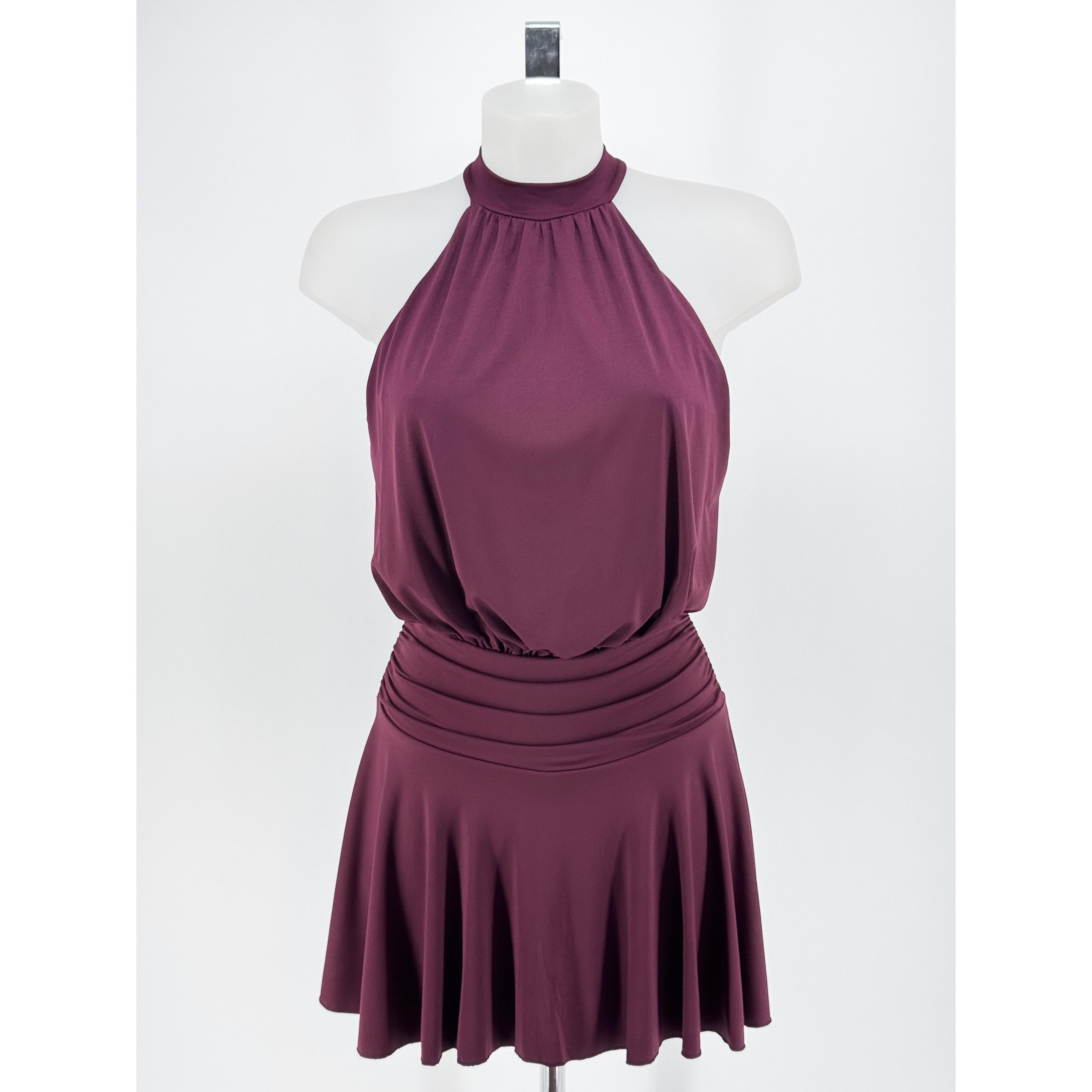 Mono corto de mujer con elegante escote halter y espalda al aire con lazada. Diseño estilo falda pantalón fluida con cintura drapeada que estiliza la figura. Prenda cómoda, fresca y versátil ideal para eventos, fiesta o vestir casual. Varios colores.
