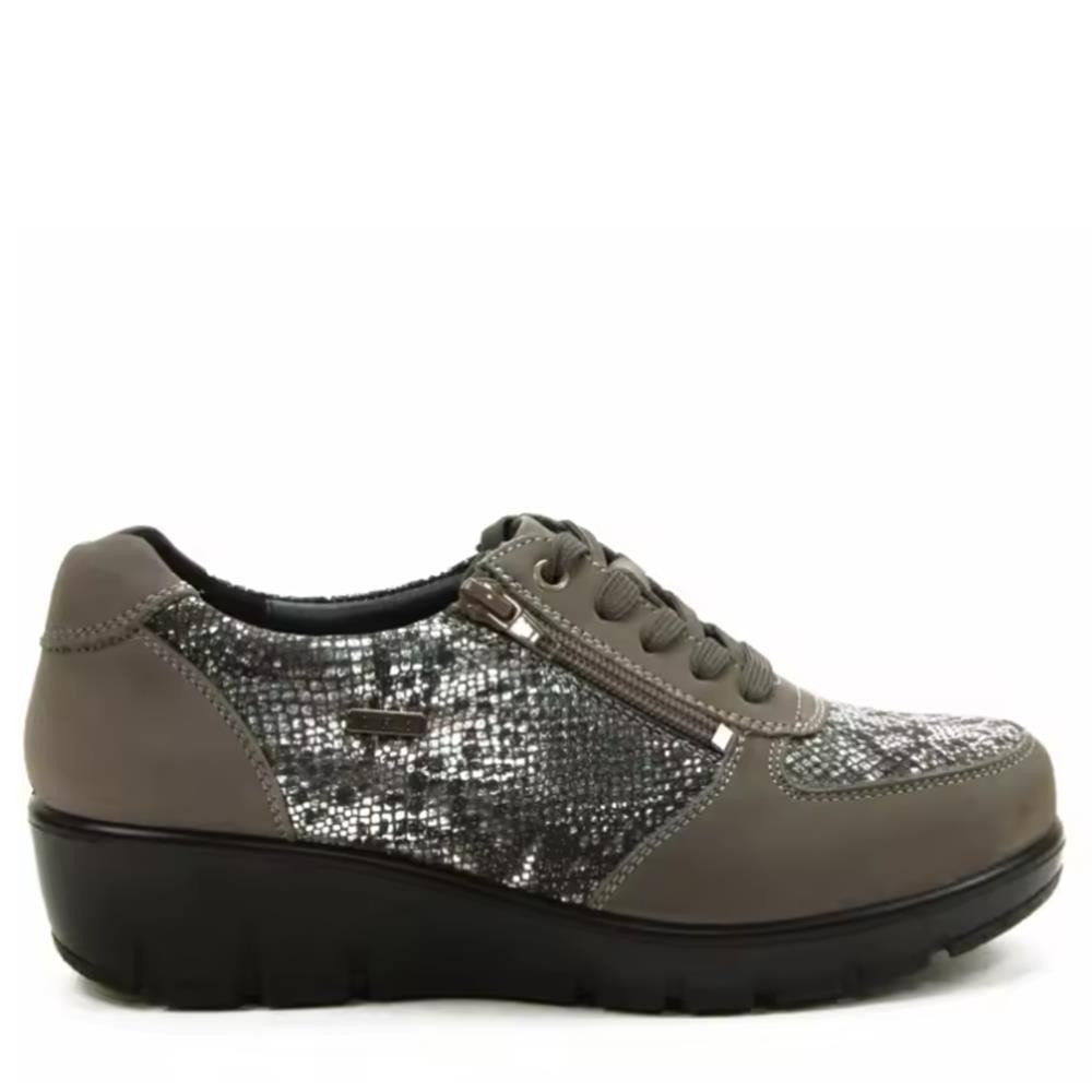 Cómoda  Zapato cordones mujer de G Comfort modelo 799-2 en nubuck licra grises. Ajuste cremallera. Con membrana impermeable y transpirable. Cómoda cuña antideslizante. Altura Tacón bajo (1-3 cm) Referencia