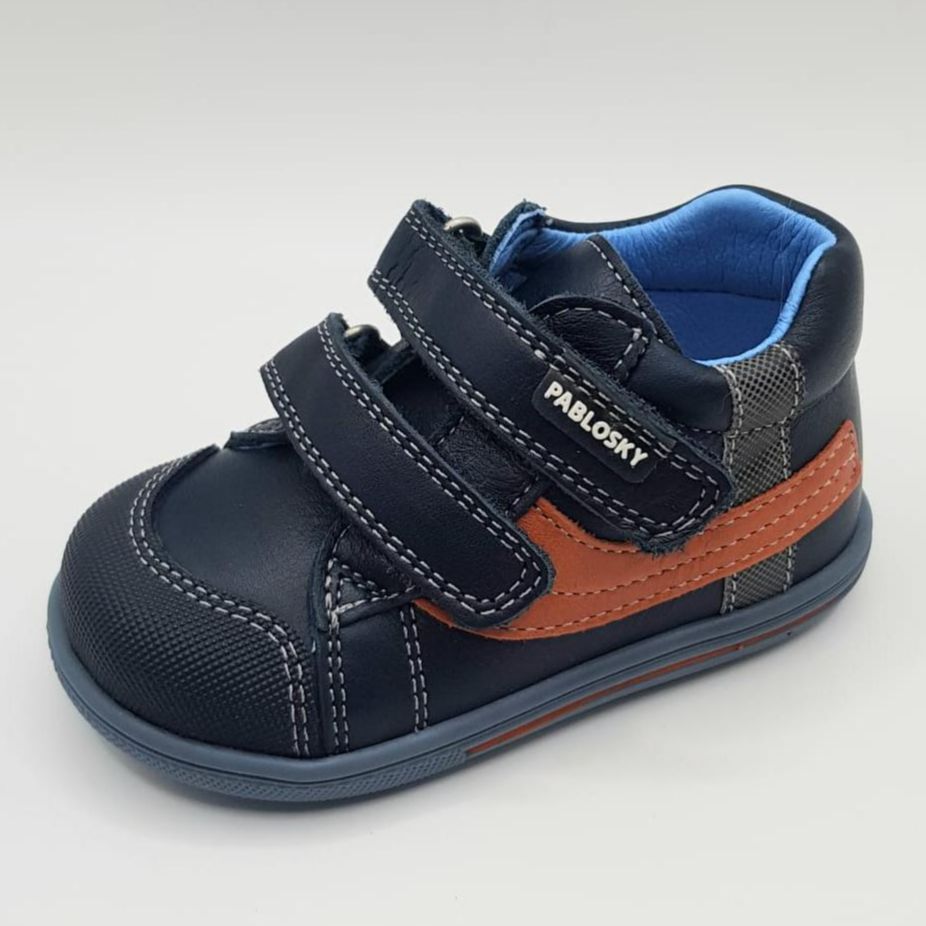 Pablosky bota bebé azul, de la línea StepEasy, Sensación Pies Descalzos, para un desarrollo natural que acompaña cada etapa de tu bebé. Forro inTech sin costuras, piso de goma flexible, antideslizante y resistente al desgarro.