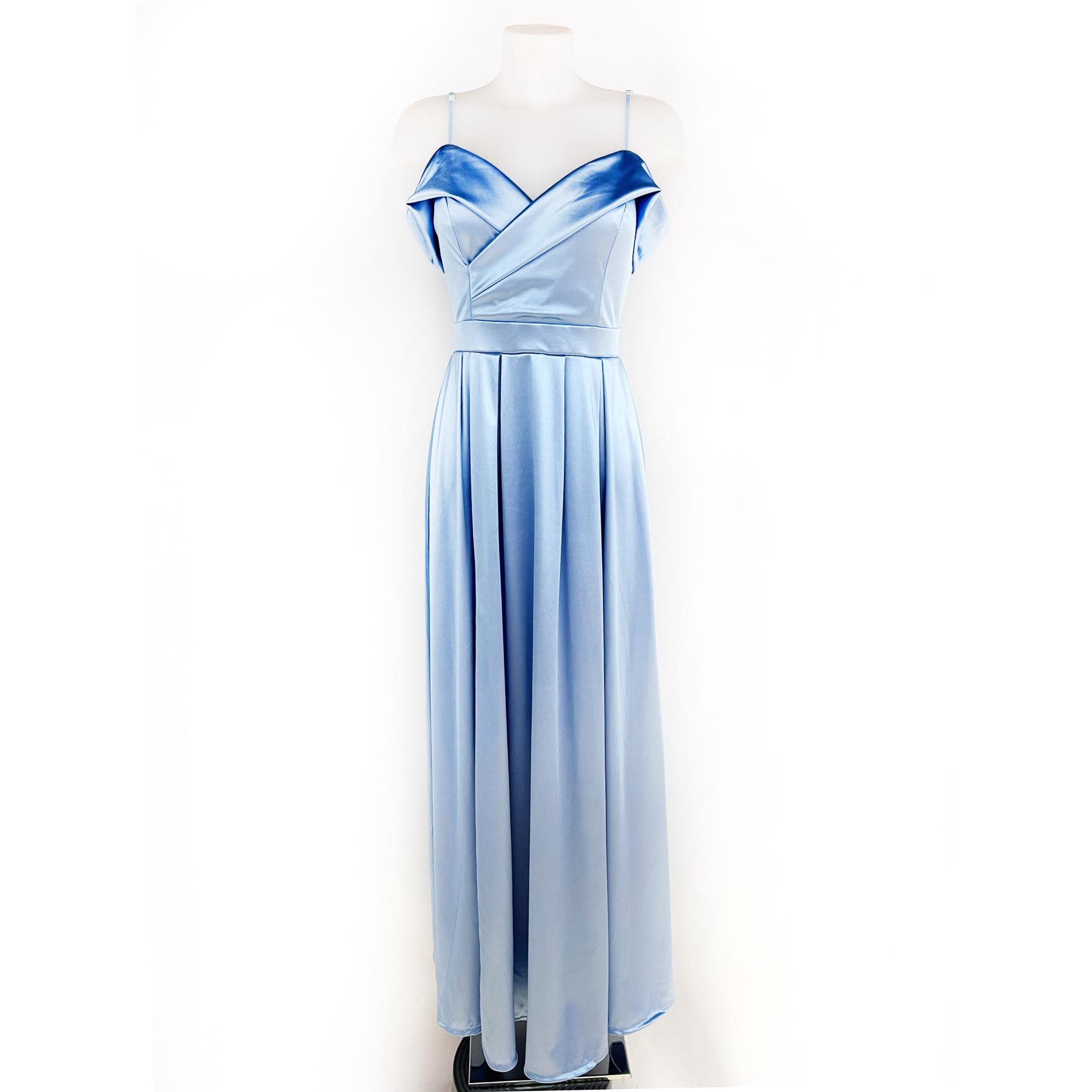 Vestido largo tejido de raso, escote corazón de hombros caídos y tirantes finos regulables. Cremallera trasera invisible con abertura delantera mostrando la pierna, relleno en el pecho.
