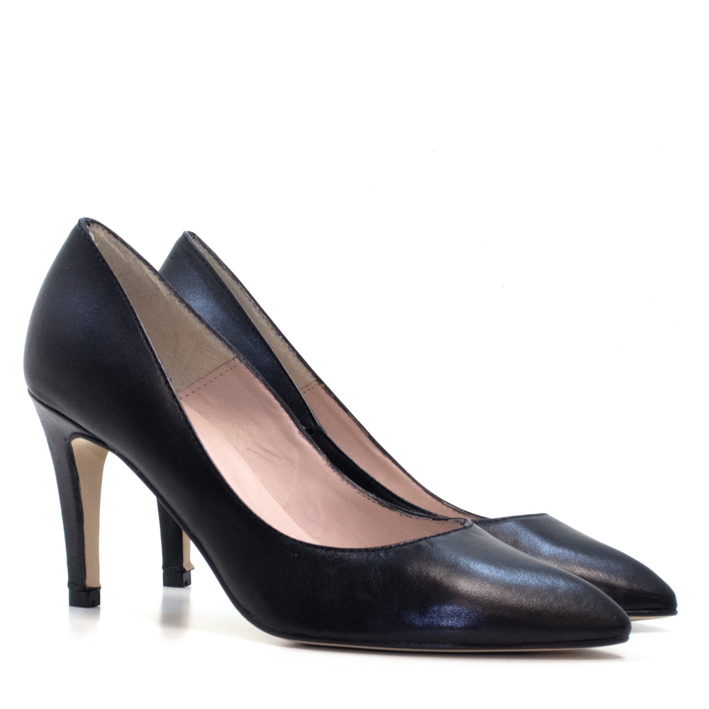 Elegante Salón Paula en Piel Tibet Negro con Tacón Alto de 90mm | Estilo y Confort para Mujeres - Descubre la sofisticación del Salón Paula, un zapato imprescindible para la mujer moderna. Su piel tib