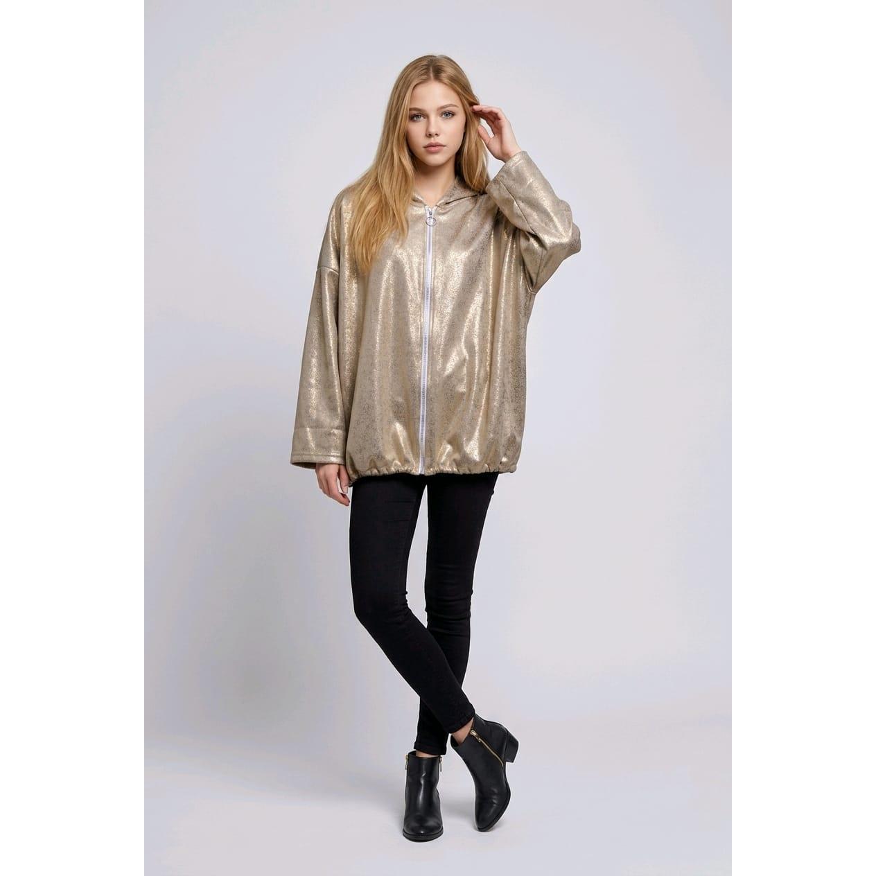 Chaqueta oversize con brillo, capucha y bajo asimétrico. Moderna, cómoda y perfecta para crear looks urbanos con personalidad y estilo.- REF: 68522
