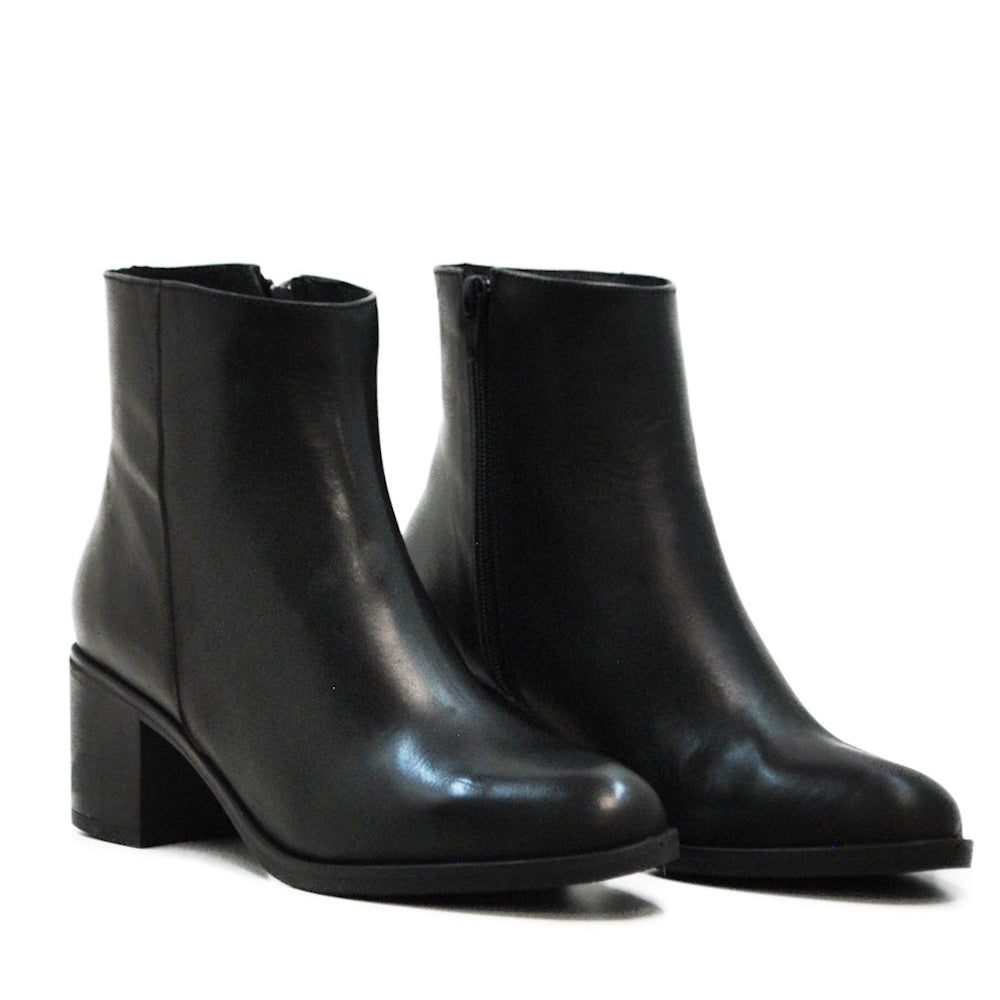 Botines Elodie CA-2000 Negro: Elegancia y Confort en Piel Krust, Tacón 70mm, Versátiles para Trabajo y Ocasiones Especiales