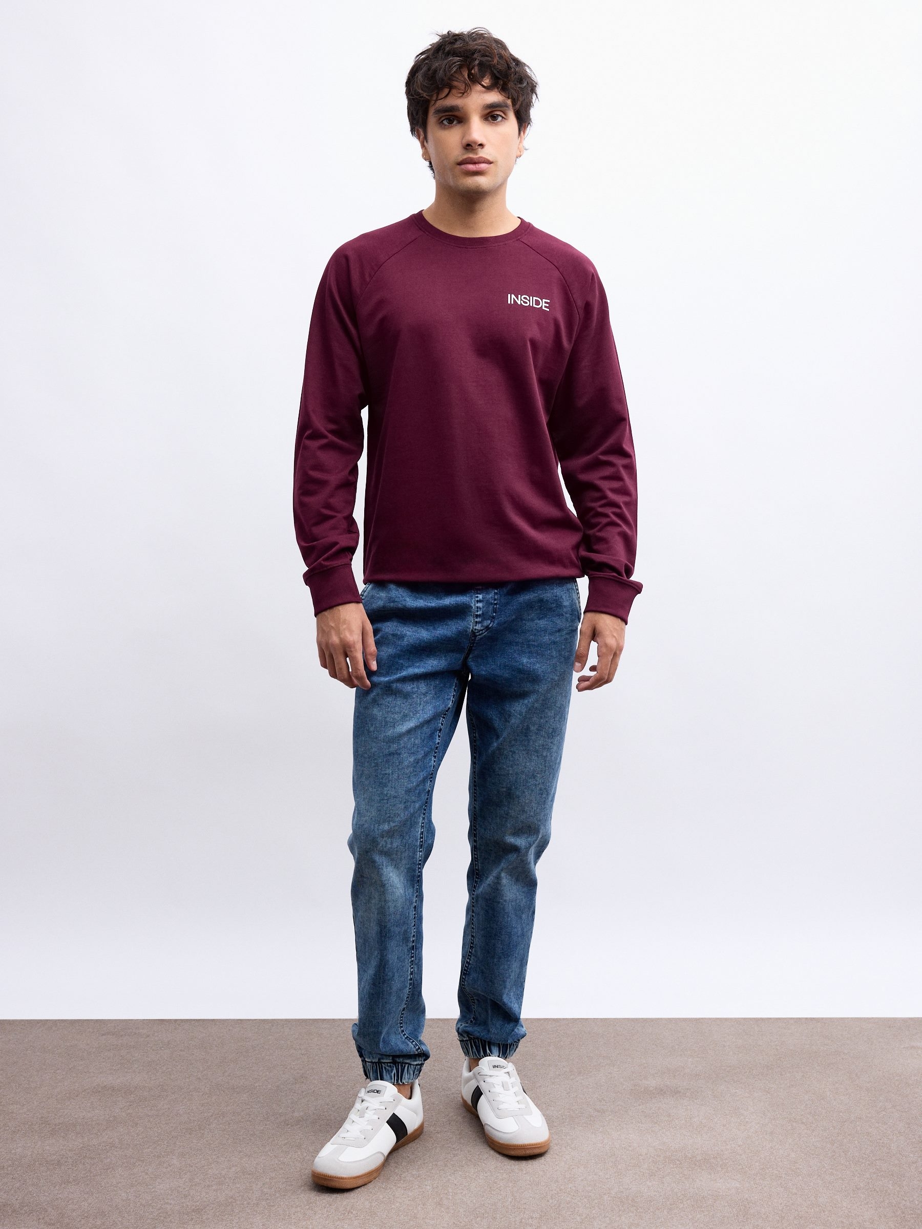 Pantalón jogger de tejido denim de tiro medio con cintura elástico ajustable con bolsillos y efecto desgastado INSIDE