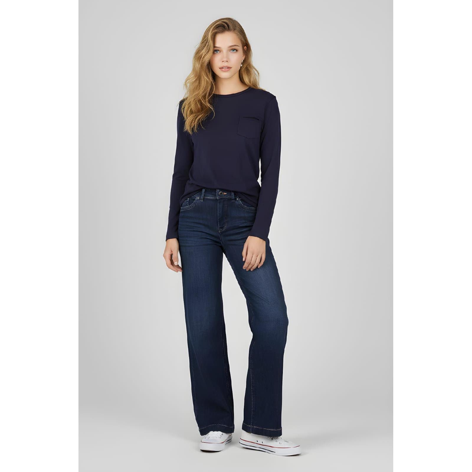 Descubre nuestra camiseta fluida de mujer con cuello redondo, manga larga y bolsillo delantero, tejido suave y elástico ideal para looks diarios cómodos - REF: 9017-1