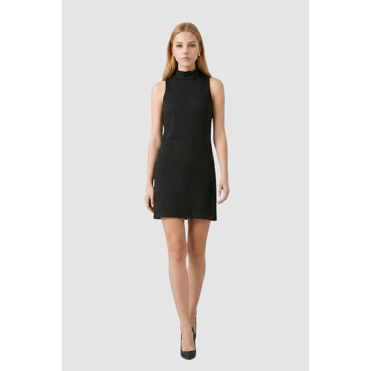 Vestido sin mangas con cuello alto y estampado texturizado. Diseño elegante, cómodo y elástico que realza la silueta femenina con estilo BanBat- REF: 8913