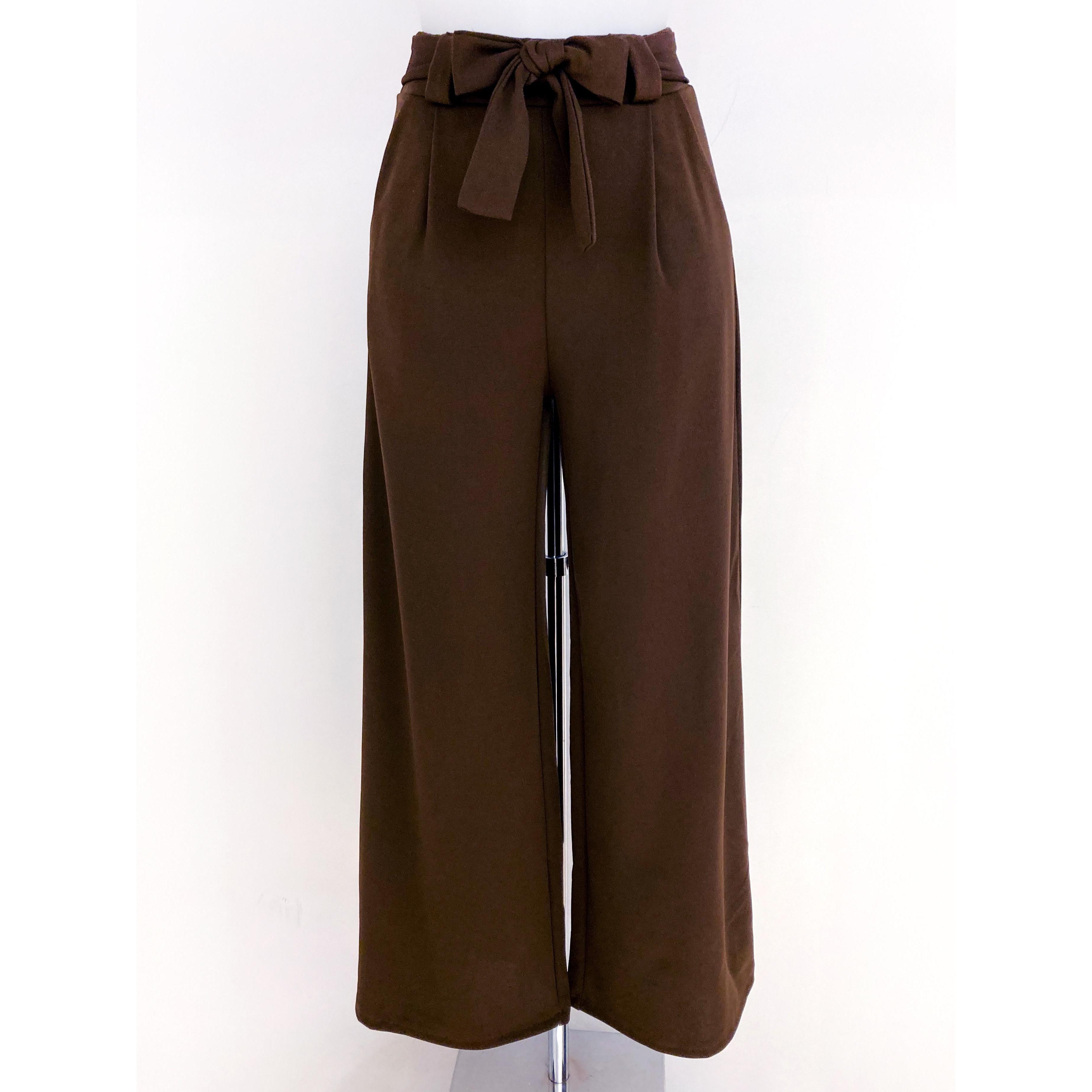 Pantalón de mujer en tejido scuba crep de tiro alto y corte estilizado. Una prenda elegante, cómoda y elástica que favorece la figura, ofrece caída impecable y no se arruga. Descubre el pantalón perfecto disponible en varios colores para cualquier ocasión