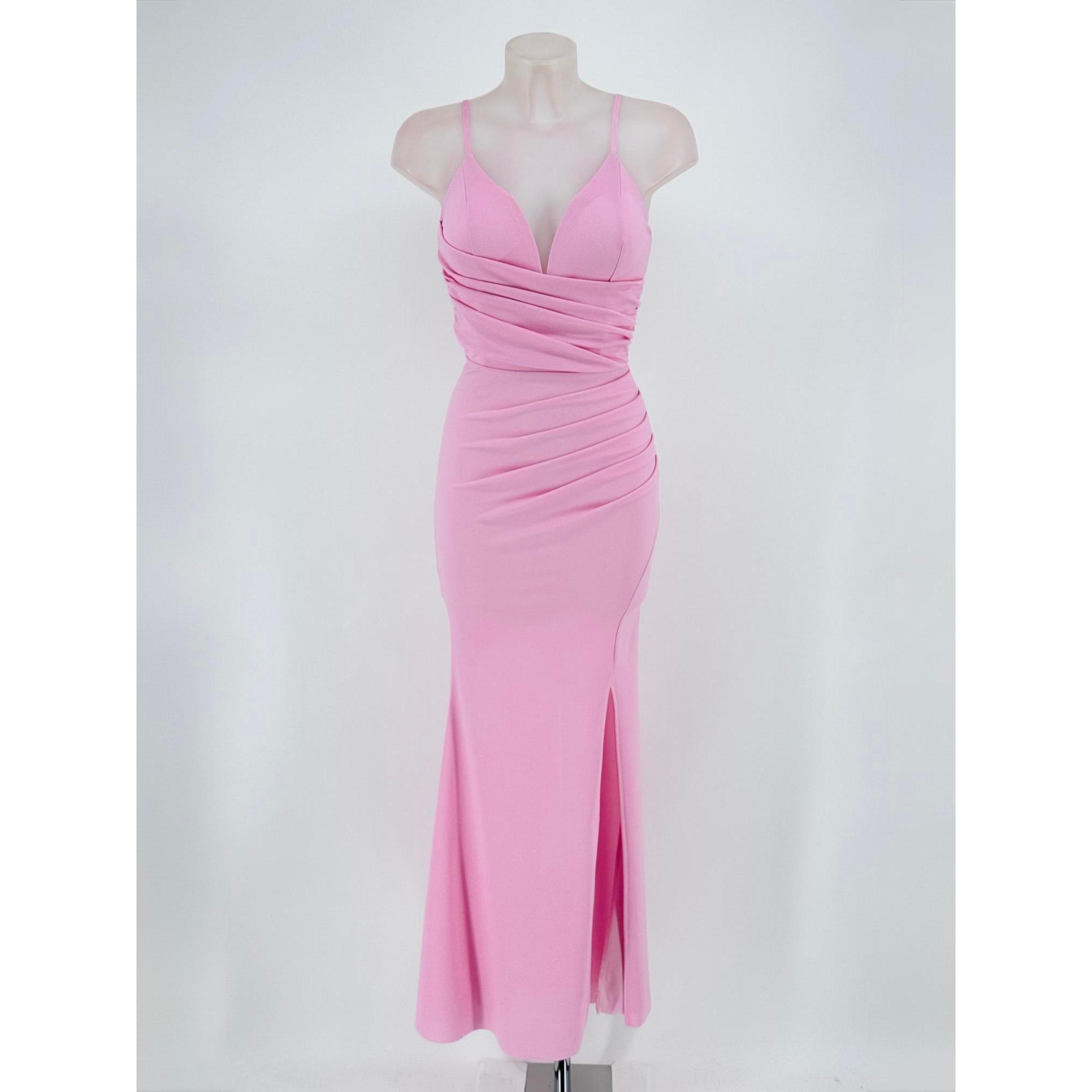 Compra vestido largo de fiesta en tejido scuba crepé para mujer. Diseño elegante con escote, fruncido y abertura lateral. Disponible en amplia gama de colores para bodas y eventos especiales.