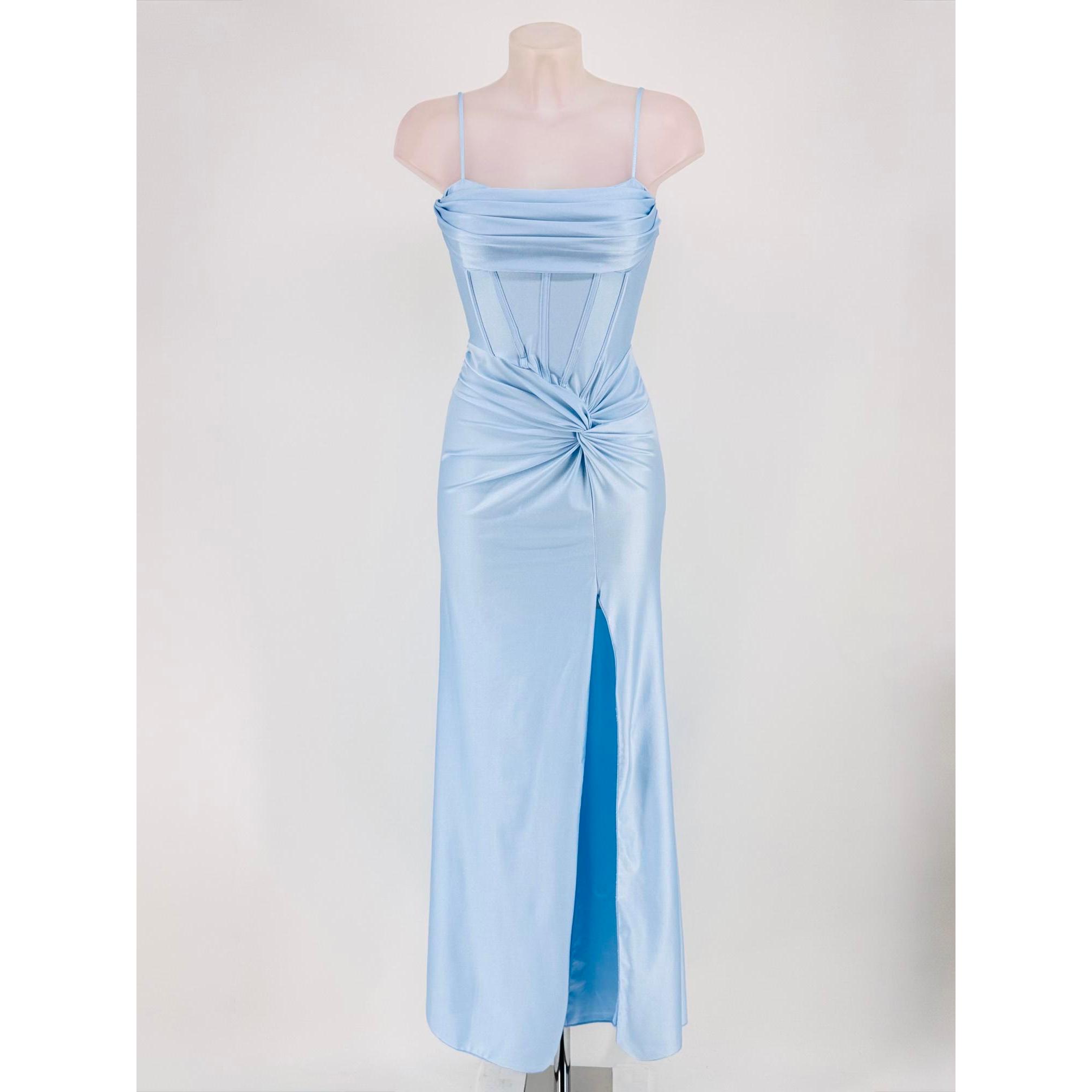 Vestido de licra largo con drapeado trasero, espalda con cuerdas en zigzag y gran abertura en falda Tejido totalmente elástico.