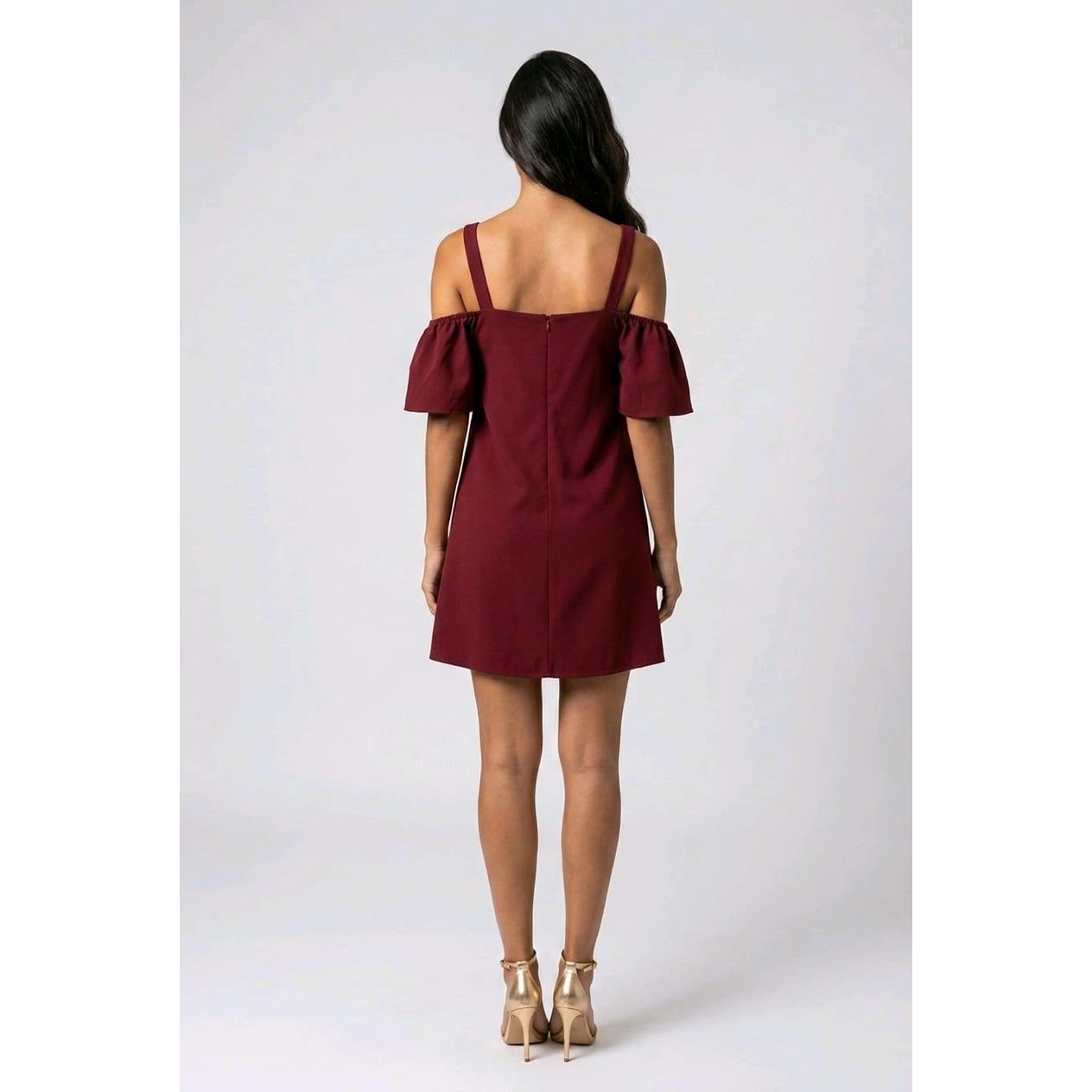 Vestido elástico con hombros descubiertos, tirantes regulables y bajo con vuelo. Diseño femenino, cómodo y elegante para cualquier ocasión. - REF: 60535