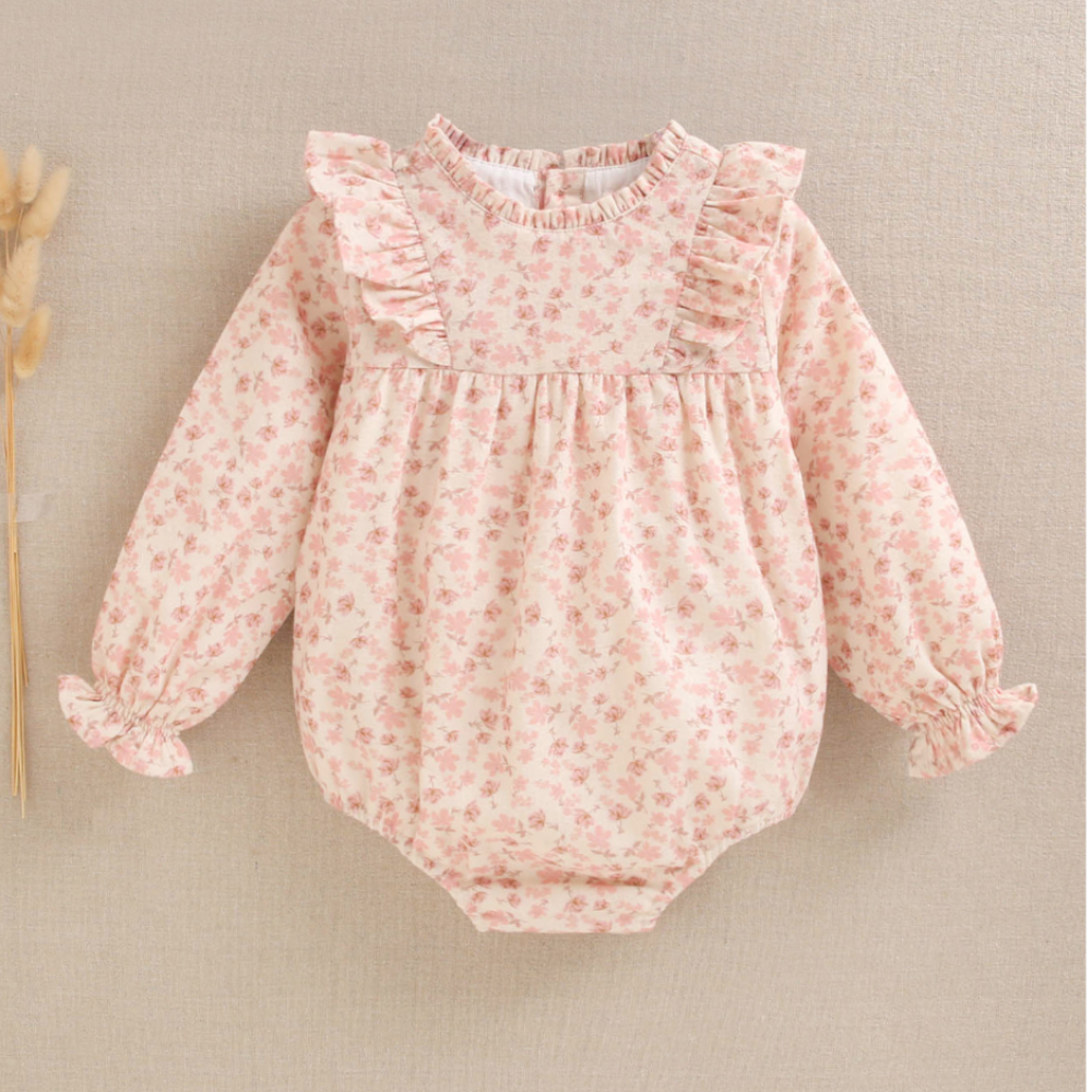 Pelele para bebes de flores rosas y detalle de volantes de marca DADATI