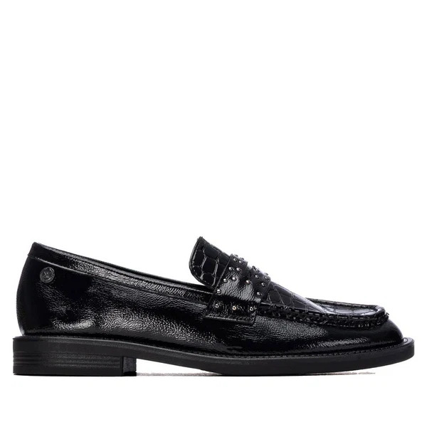 Zapato señora tipo mocasín de la marca XTI 146079 en color negro con detalles brillantes.