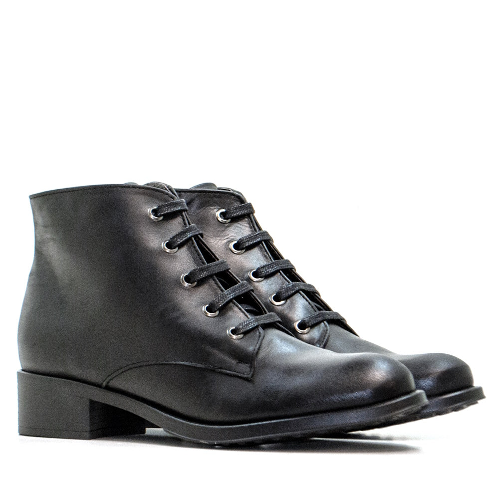 Botín Jazzlyn Cordones Napa Negro: Elegancia y Comodidad con Tacón de 35mm, Disponibles en Tallas 35 a 42. Perfectos para un Estilo Moderno y Versátil, estos Botines Multicolor Combinan con Cualquier