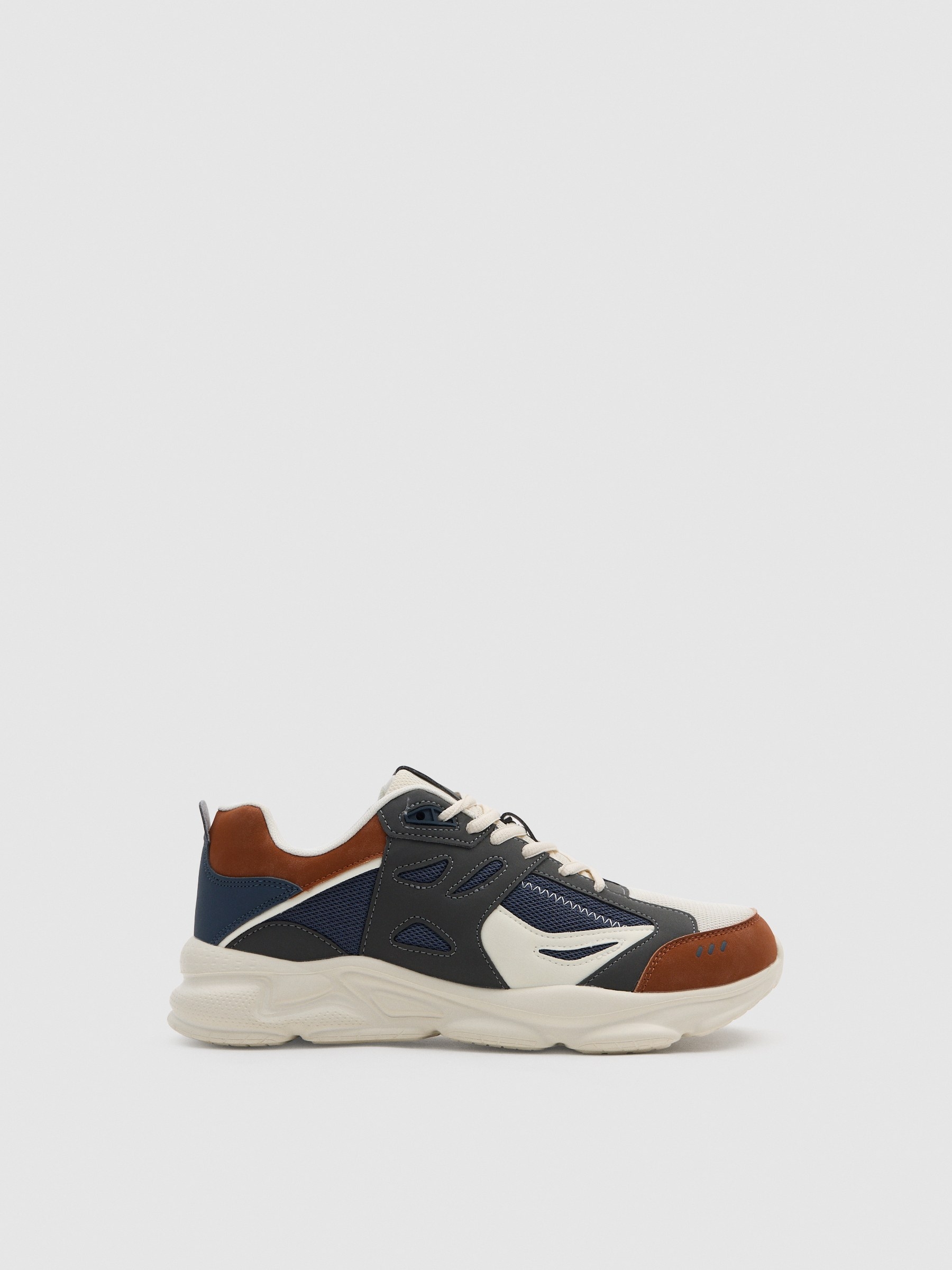Zapatillas running con materiales combinados, suela gruesa, tirador trasero y cierre de cordones INSIDE