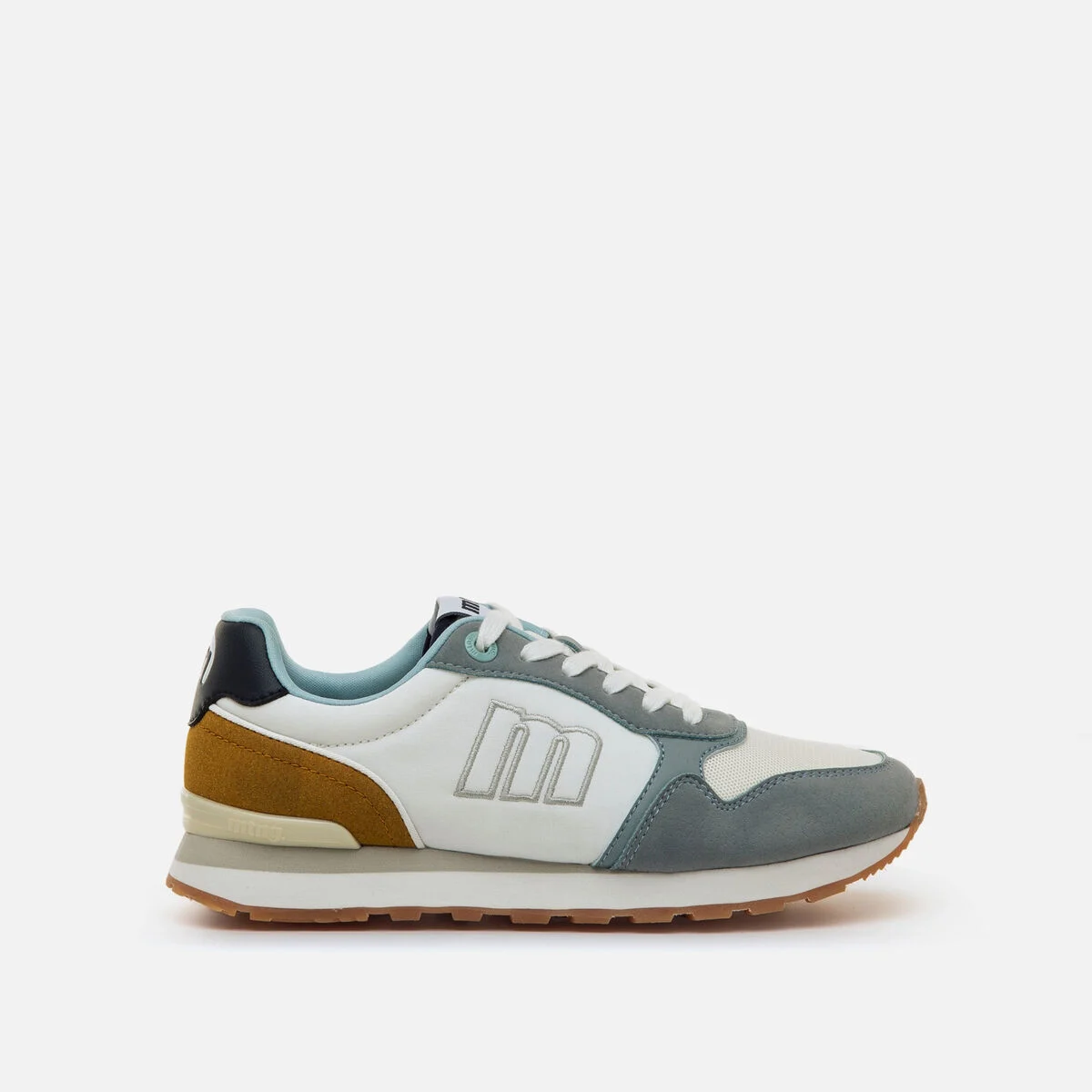 60909 Deportiva de mujer MUSTANG. Color blanco con detalles verde agua. Zapatillas de señora. Modelo Joggo Classic, de estilo retro running. Su diseño combina paneles suaves en contraste con talón en tono cuero y refuerzos en negro.