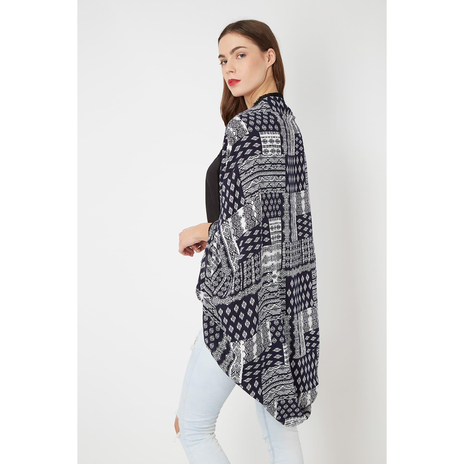 Kimono fluido con estampado de fantasía y acabado moderno. Ligero, versátil y perfecto para elevar cualquier look casual o formal - REF: H10250