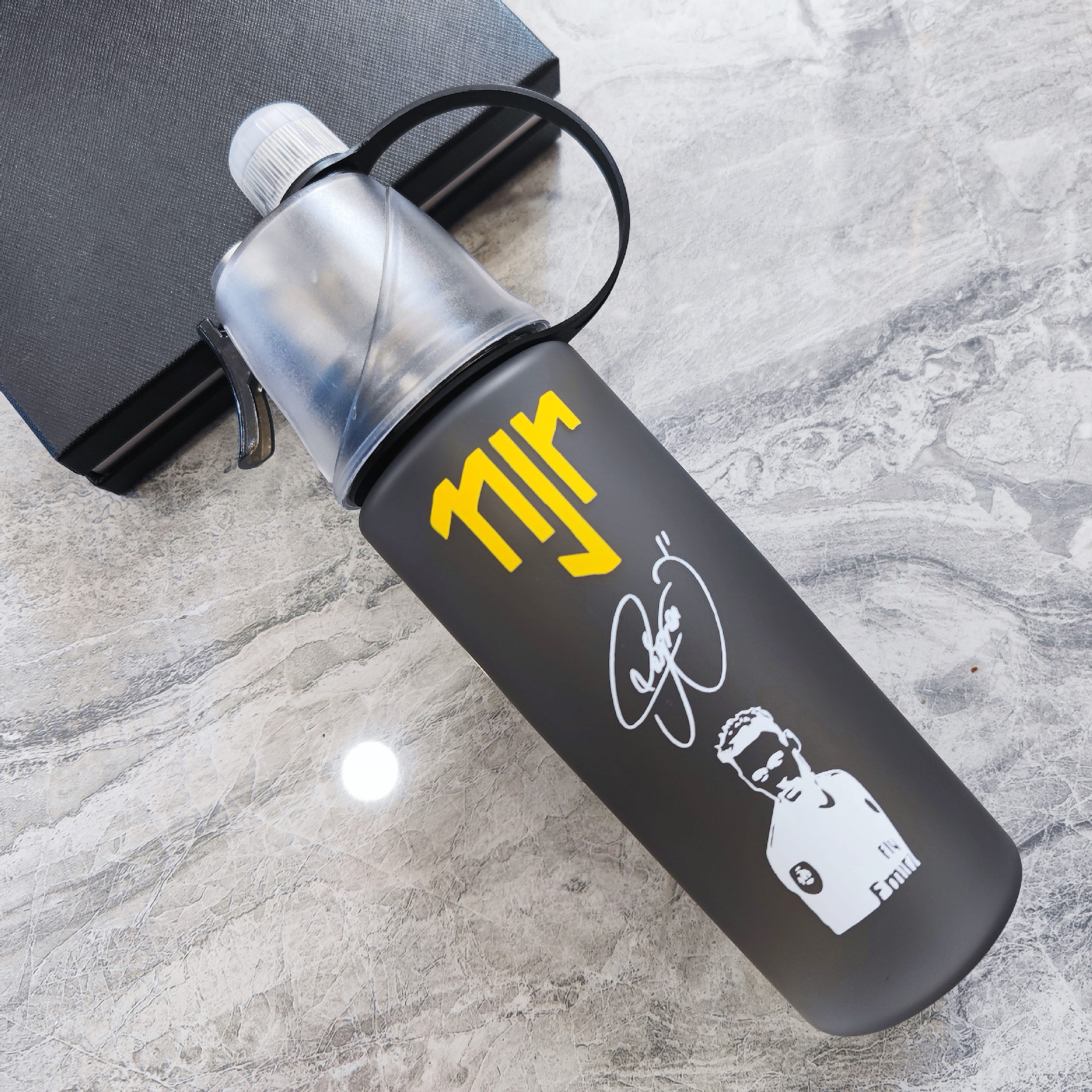 Botella Deportiva con Boquilla de Spray - Cantimplora Antigolpes de Gran Capacidad para Exteriores (Verano/Material Plástico)--600ml