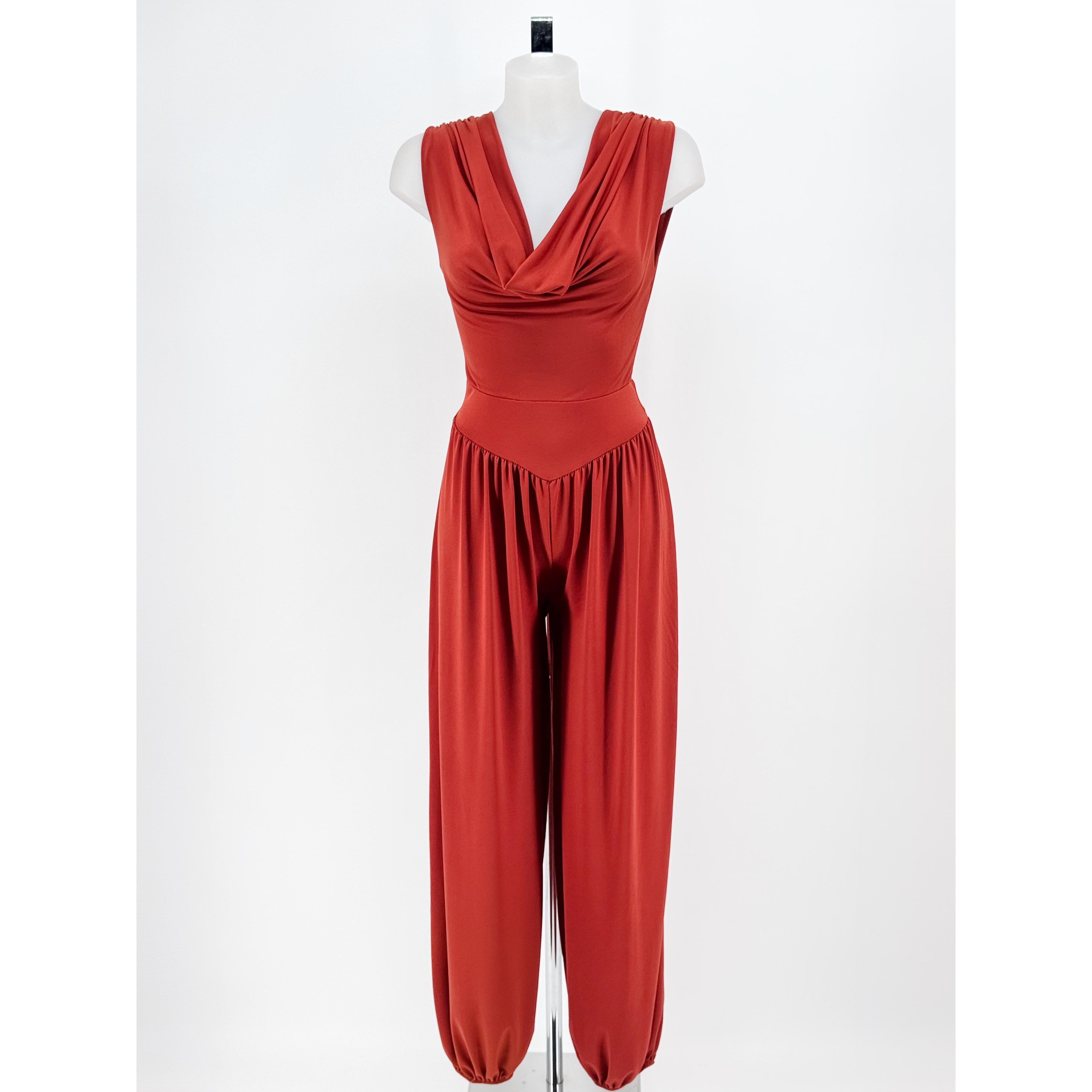 Mono de Fiesta para Mujer, Tejido Crep, Talla Única 34-44, Escote Halter Drapeado con Espalda Abierta y Pantalón con Puño Elástico. Mono Largo Elegante, Cómodo y Versátil para Eventos. Disponible en varios colores.