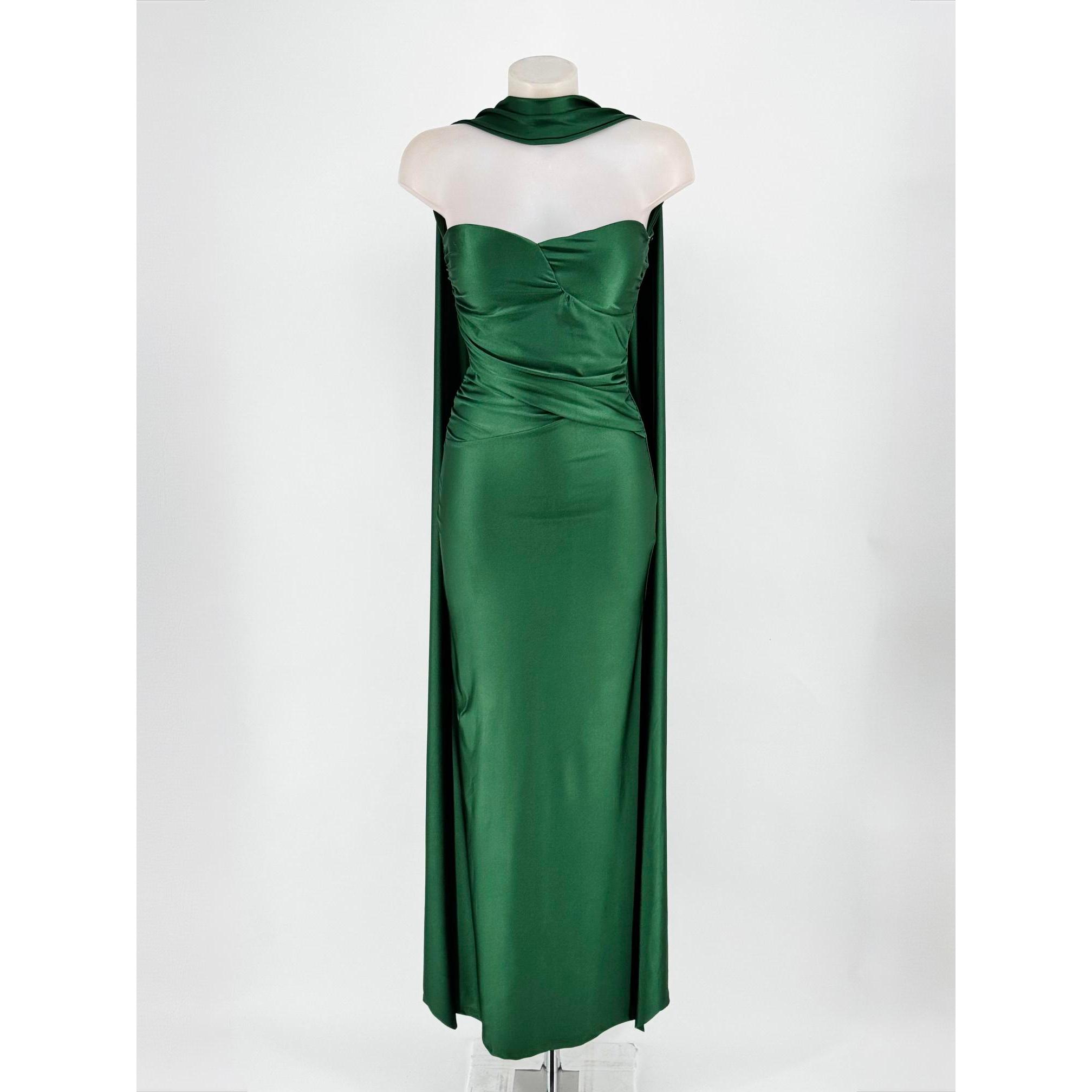 Vestido largo con escote palabra de honor y detalles fluidos que aportan un toque romántico y sofisticado. Su corte ajustado y drapeado en la cintura realzan la silueta, incluye echarpe. El tejido suave garantiza comodidad y movimiento. Amplia gama d