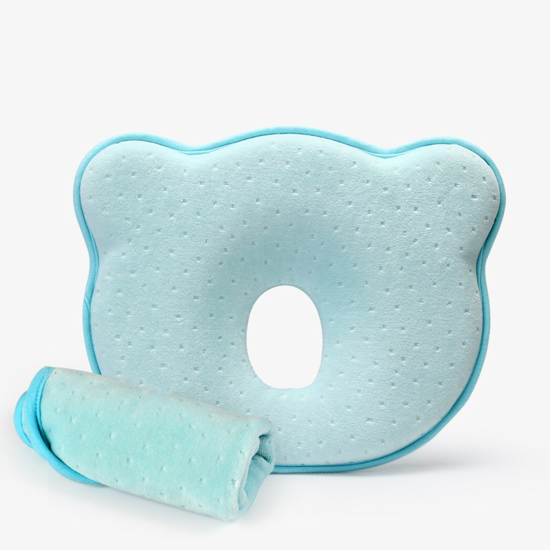 La almohada cuenta con un núcleo de espuma viscoelástica y un tamaño más grande, lo que la hace transpirable y duradera, adecuada para niños de 0 a 12 meses