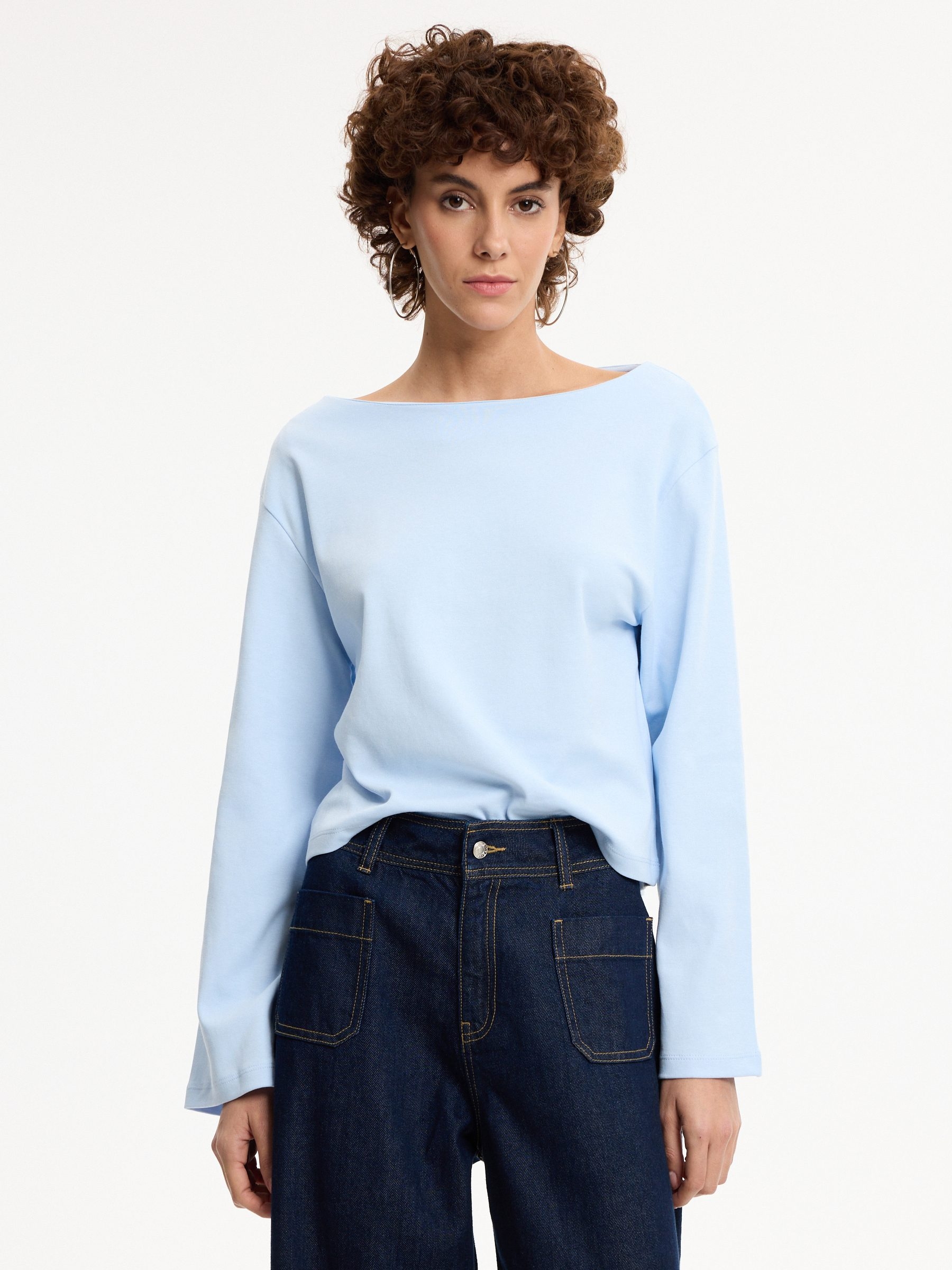 Camiseta básica de manga larga en algodón cuello barco y corte limpio para look minimalista con vaqueros INSIDE