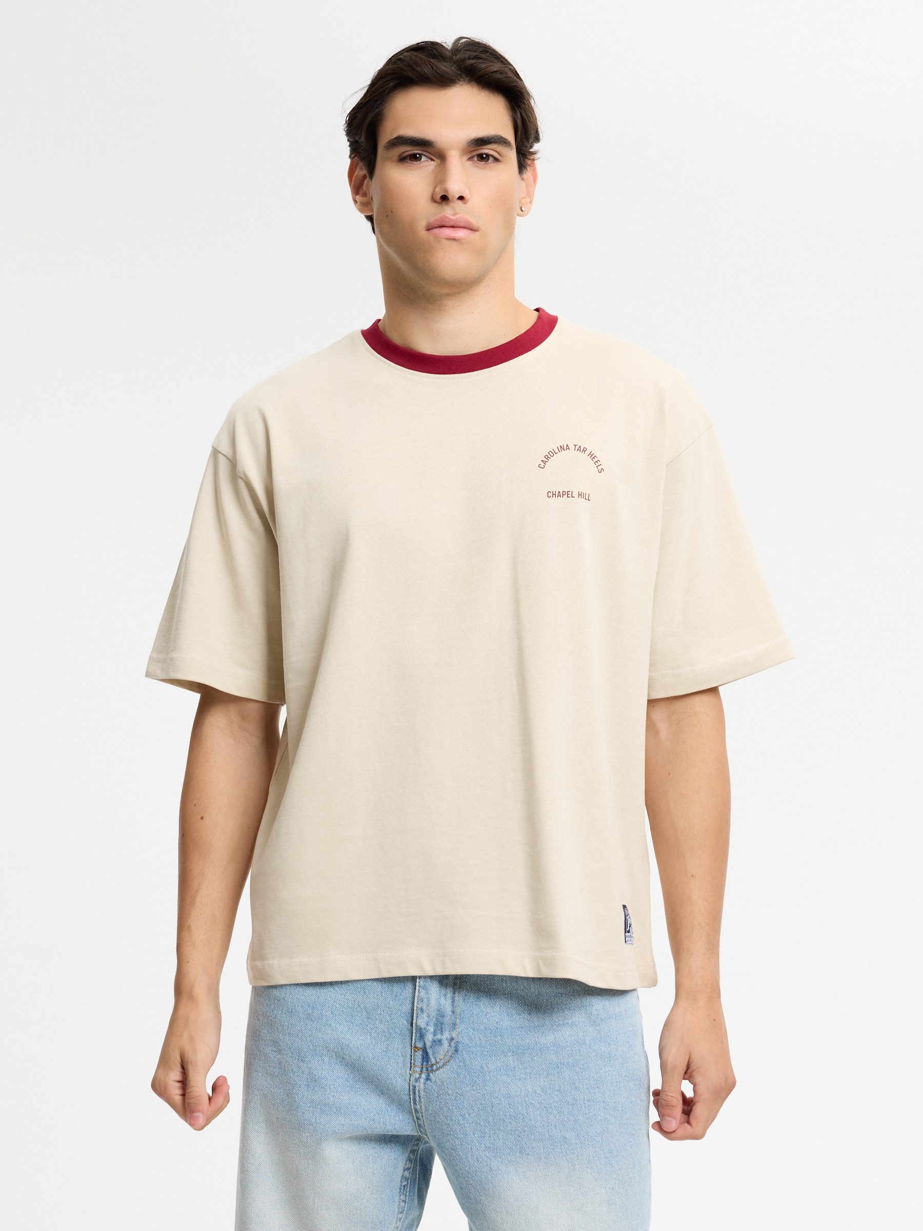 Camiseta deportiva de cuello redondo y manga corta, con detalles en contraste y pequeños estampados finos Envío y devolución gratuita en tienda INSIDE