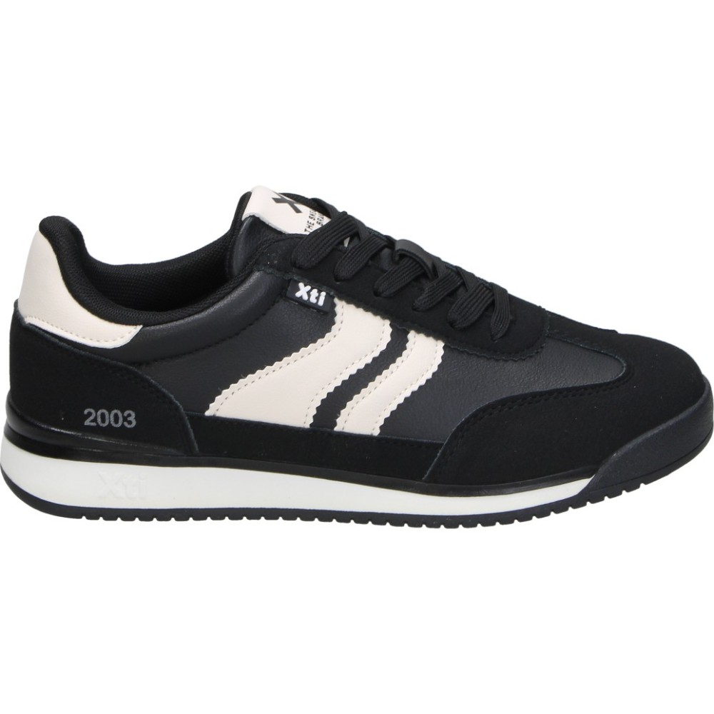 XTI | Zapatillas Planas XTI para Mujer – Deportiva Negra con Detalles en Blanco – Sneakers con Cierre de Cordones – Estilosas – Cómodas y Versátiles – Modelo 146398