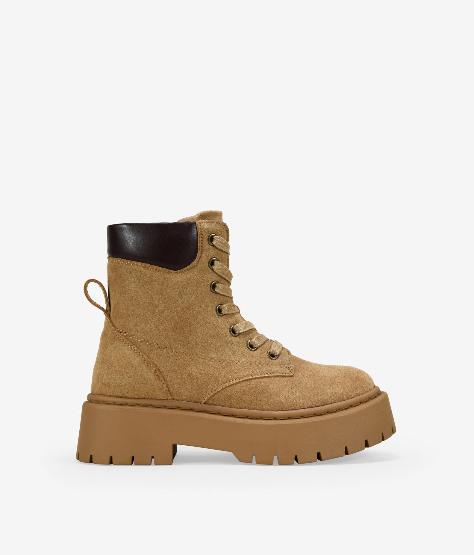 Bosanova Botines militares para mujer confeccionadas en piel girada con detalle acolchado y suela de plataforma dentada. Cierre con cordones redondos.
