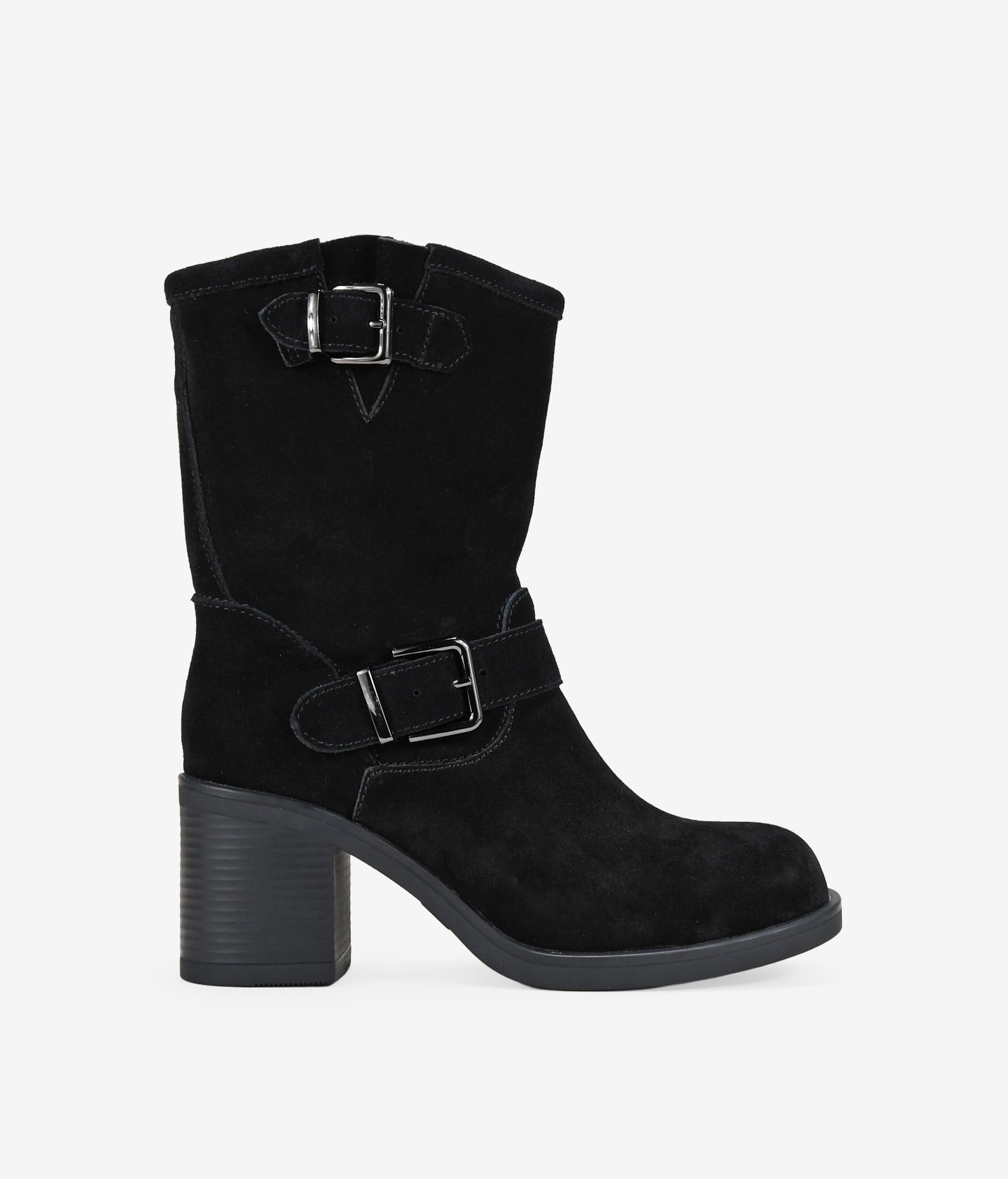 Bosanova Botas de tacón para mujer en piel de serraje con suela de goma. Tacón ancho y detalle hebillas doradas. Cierre sin cremallera.