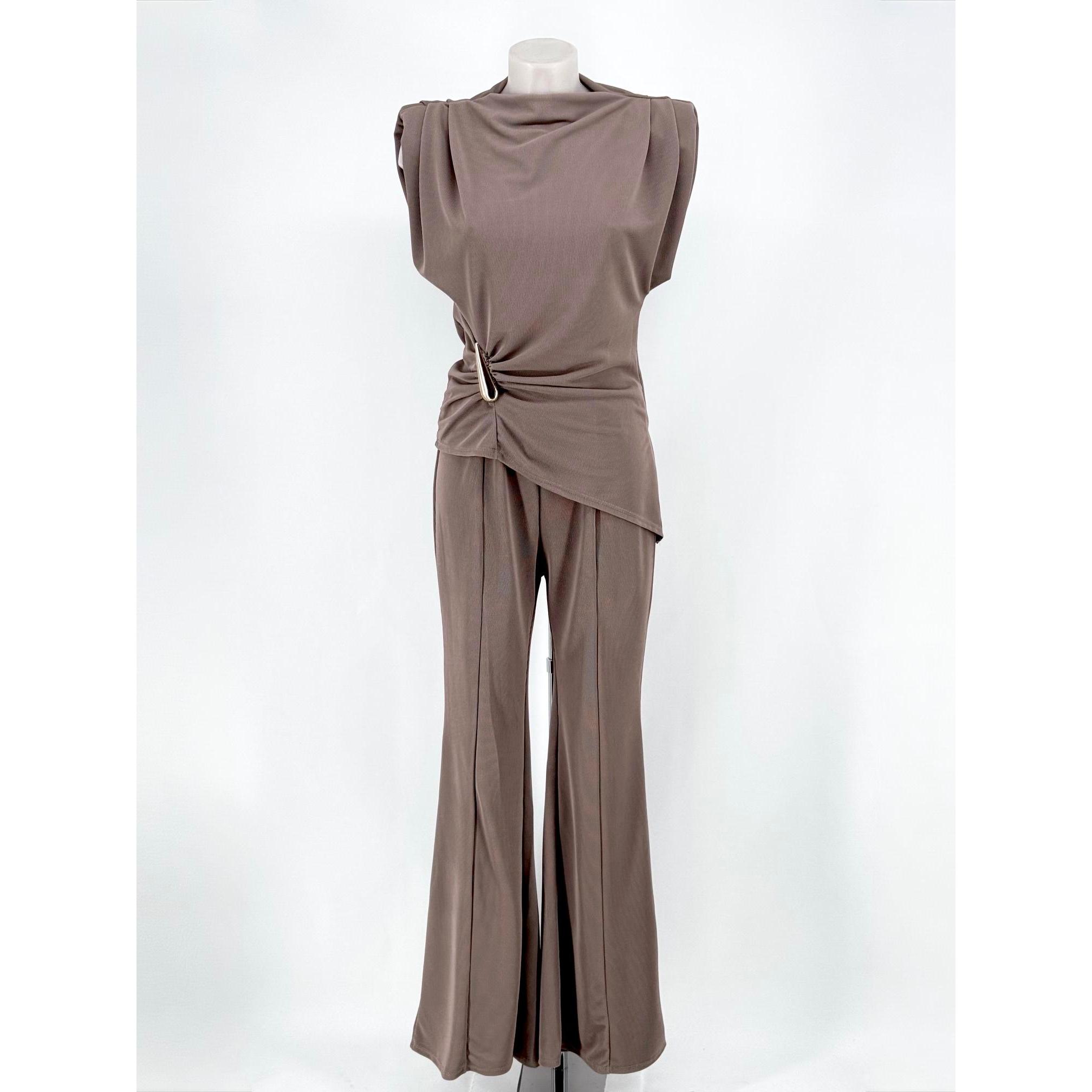 Conjunto elegante de dos piezas para mujer con top drapeado y pantalón palazzo. Diseño sofisticado, favorecedor y disponible en varios colores para eventos y ocasiones especiales.