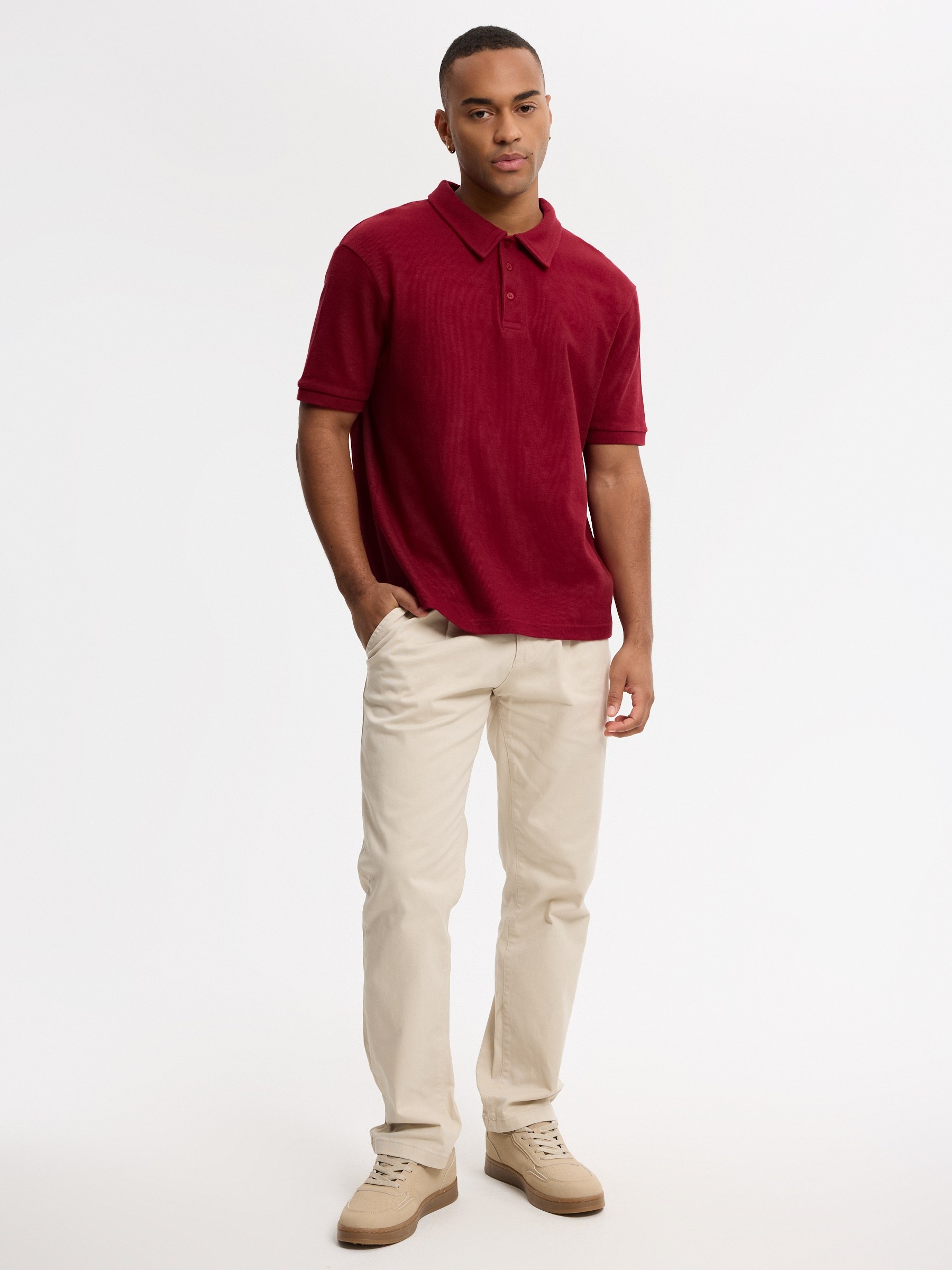 Pantalón chino de tiro alto en gabardina, con pinzas y silueta relaxed, frontal, con bolsillos laterales INSIDE