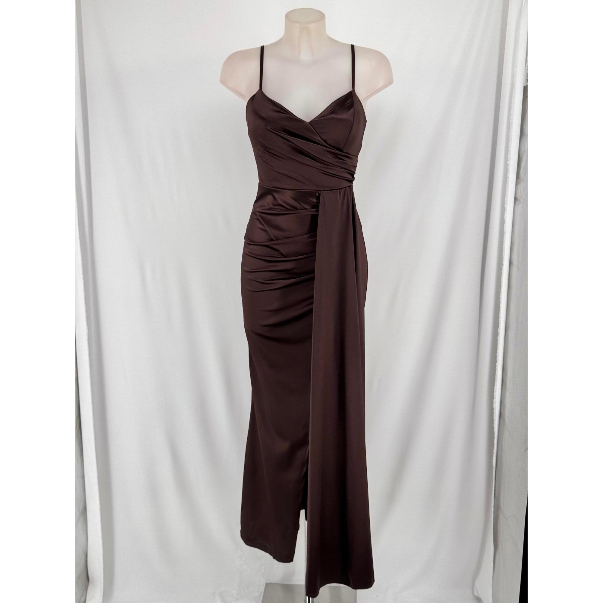 Vestido largo tejido raso satinado de alta calidad, escote cruzado drapeado con tirantes finos regulables. Cremallera invisible trasera y falda fluida. Abertura en la pierna