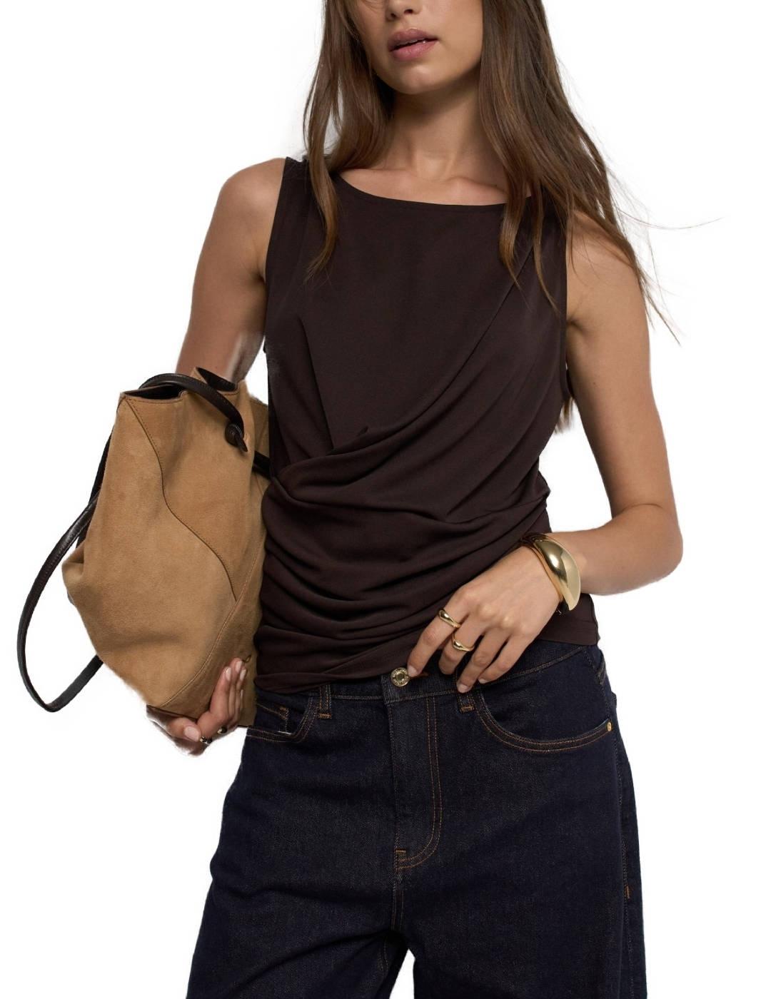 Camiseta Salsa marrón fruncida manga sisa para mujer