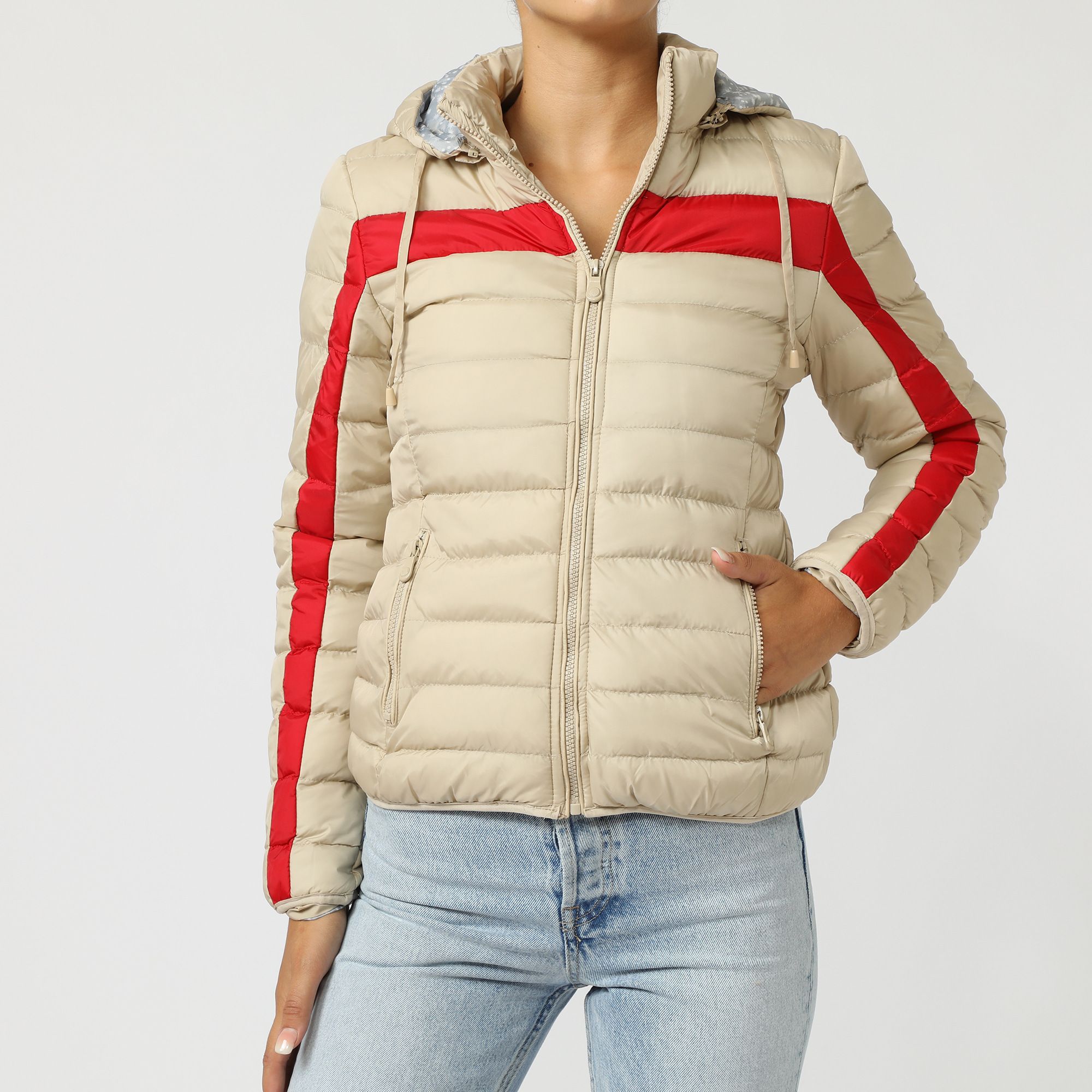 Chaqueta acolchada mujer, jacket, abrigo ligero, capucha fija, diseño bicolor, estilo deportivo, cierre frontal, cómoda, cálida, color beige y rojo, talla L, ideal looks urbanos, fácil de combinar, tendencia otoño/invierno ✅Entrega 24/48h